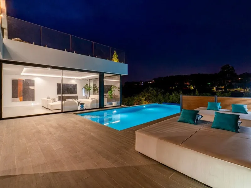 House - Detached Villa в продаже в Estepona, Málaga. В доме 5 спален и 4 ванных комнат. Площадь дома 358 м². Площадь участка 541 м²