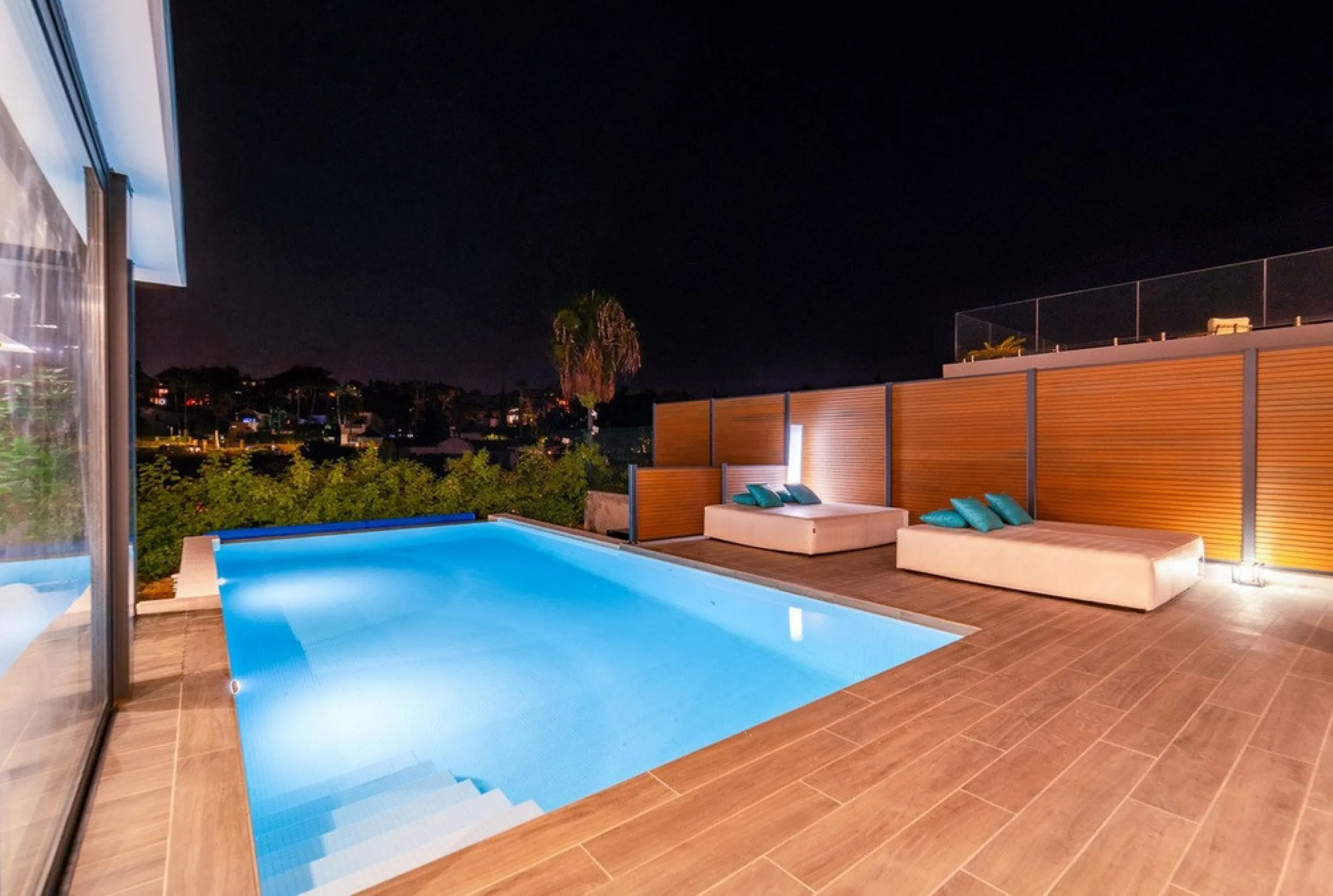 House - Detached Villa в продаже в Estepona, Málaga. В доме 5 спален и 4 ванных комнат. Площадь дома 358 м². Площадь участка 541 м²