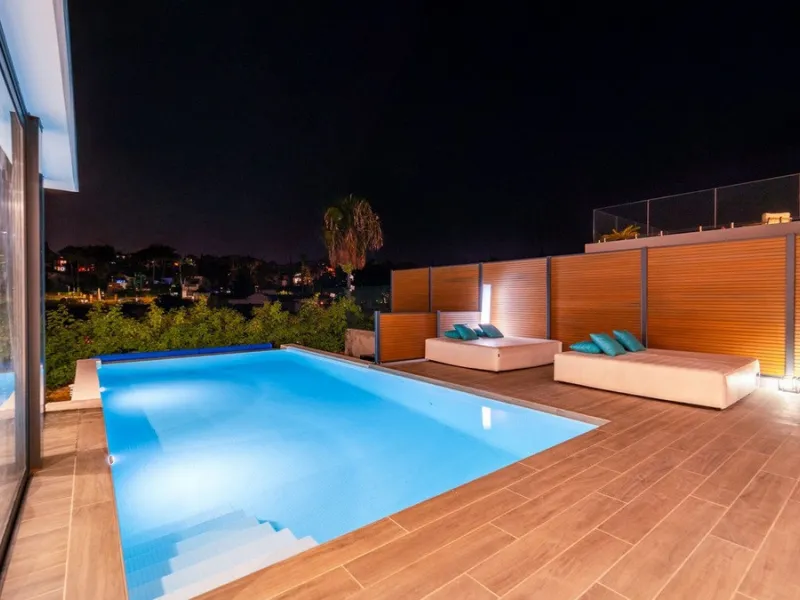 House - Detached Villa в продаже в Estepona, Málaga. В доме 5 спален и 4 ванных комнат. Площадь дома 358 м². Площадь участка 541 м²