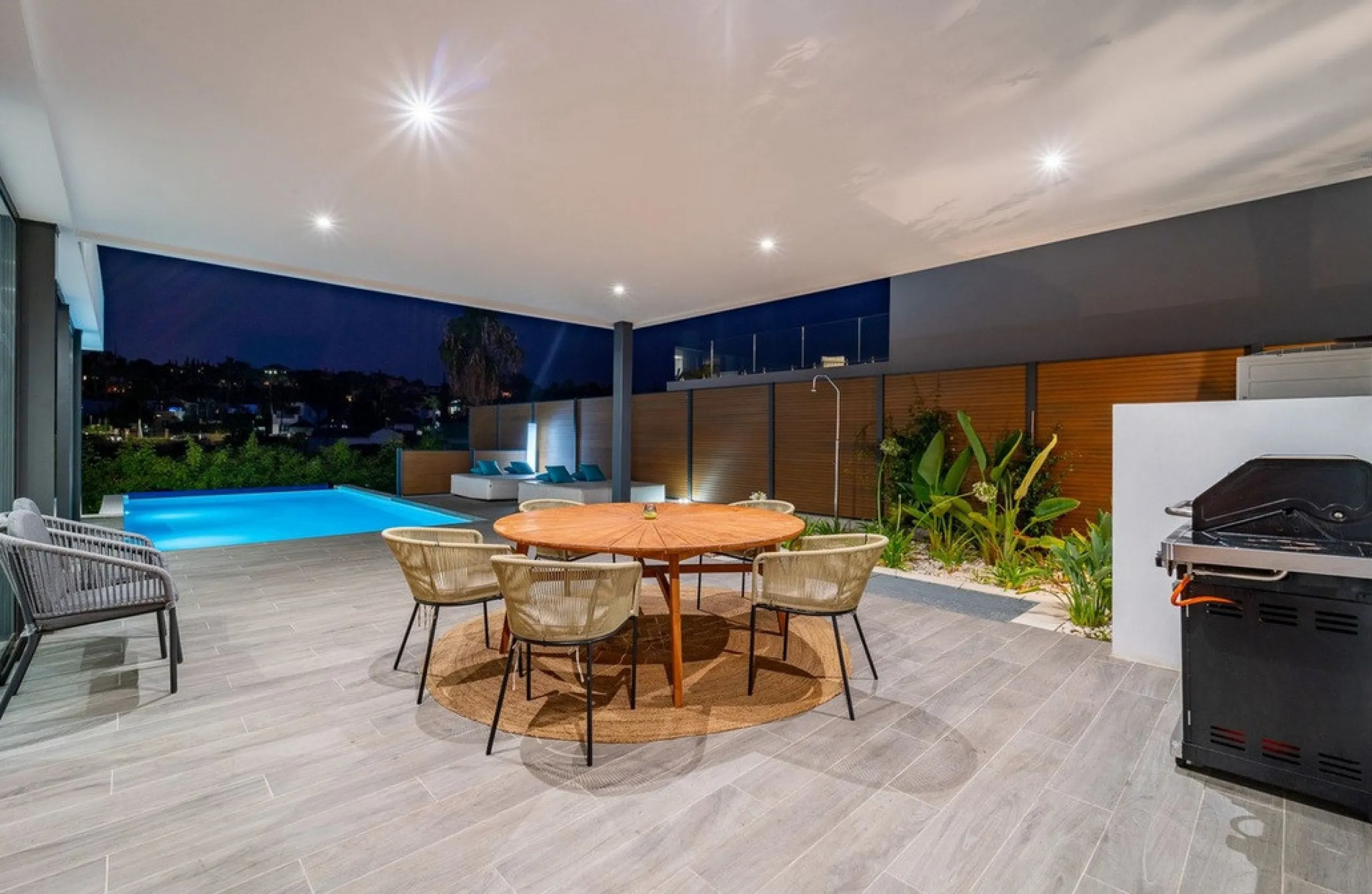 House - Detached Villa в продаже в Estepona, Málaga. В доме 5 спален и 4 ванных комнат. Площадь дома 358 м². Площадь участка 541 м²
