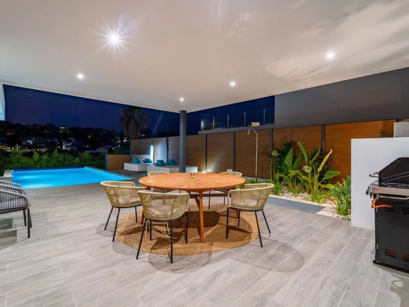 House - Detached Villa в продаже в Estepona, Málaga. В доме 5 спален и 4 ванных комнат. Площадь дома 358 м². Площадь участка 541 м²