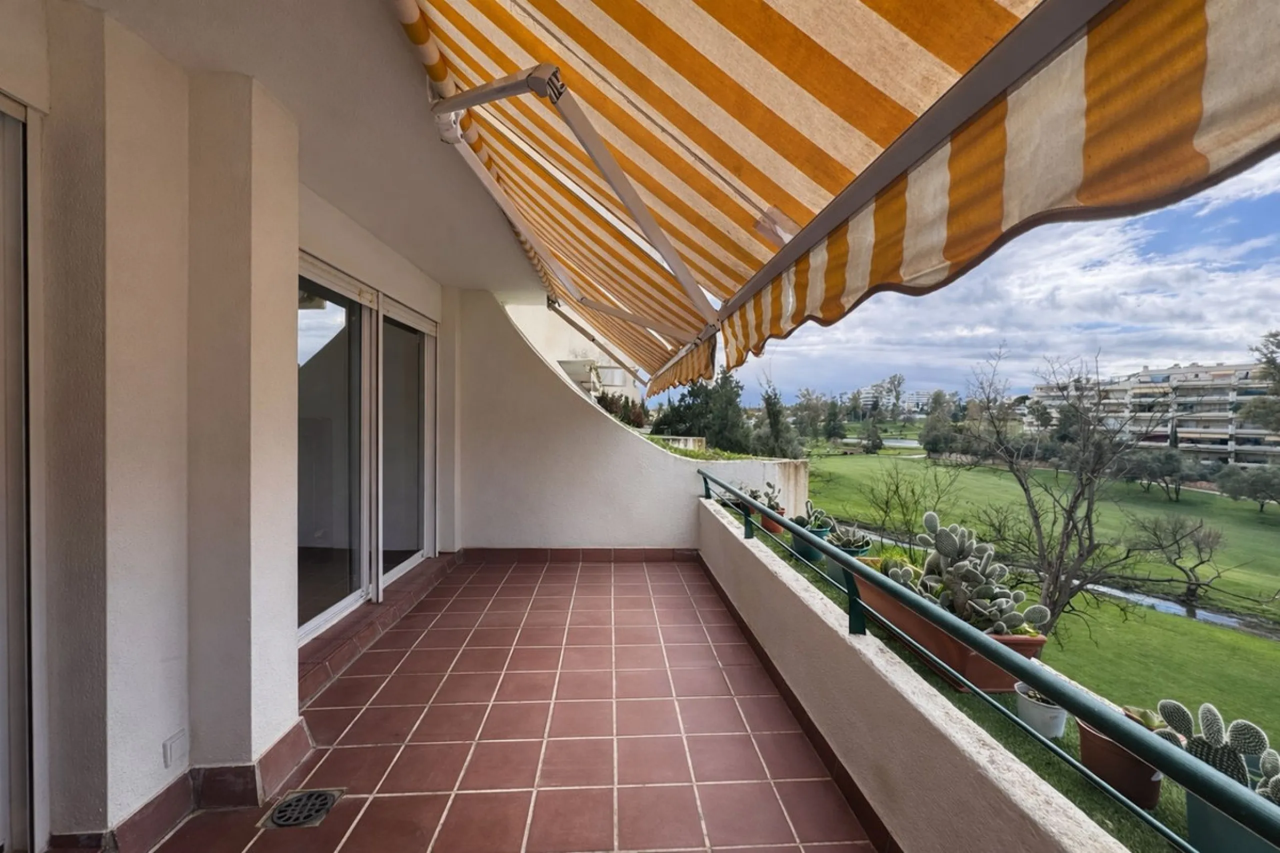 Apartment for sale in Guadalmina Alta with golf views