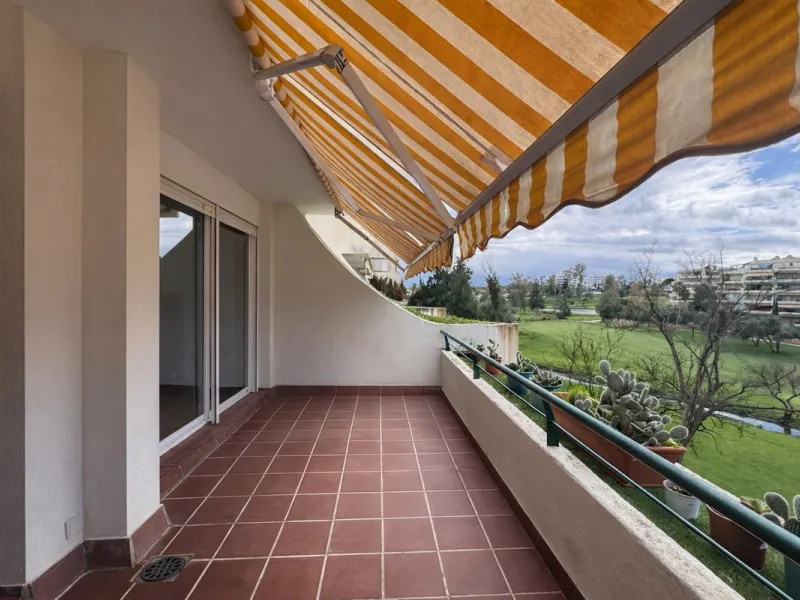 Apartment for sale in Guadalmina Alta with golf views