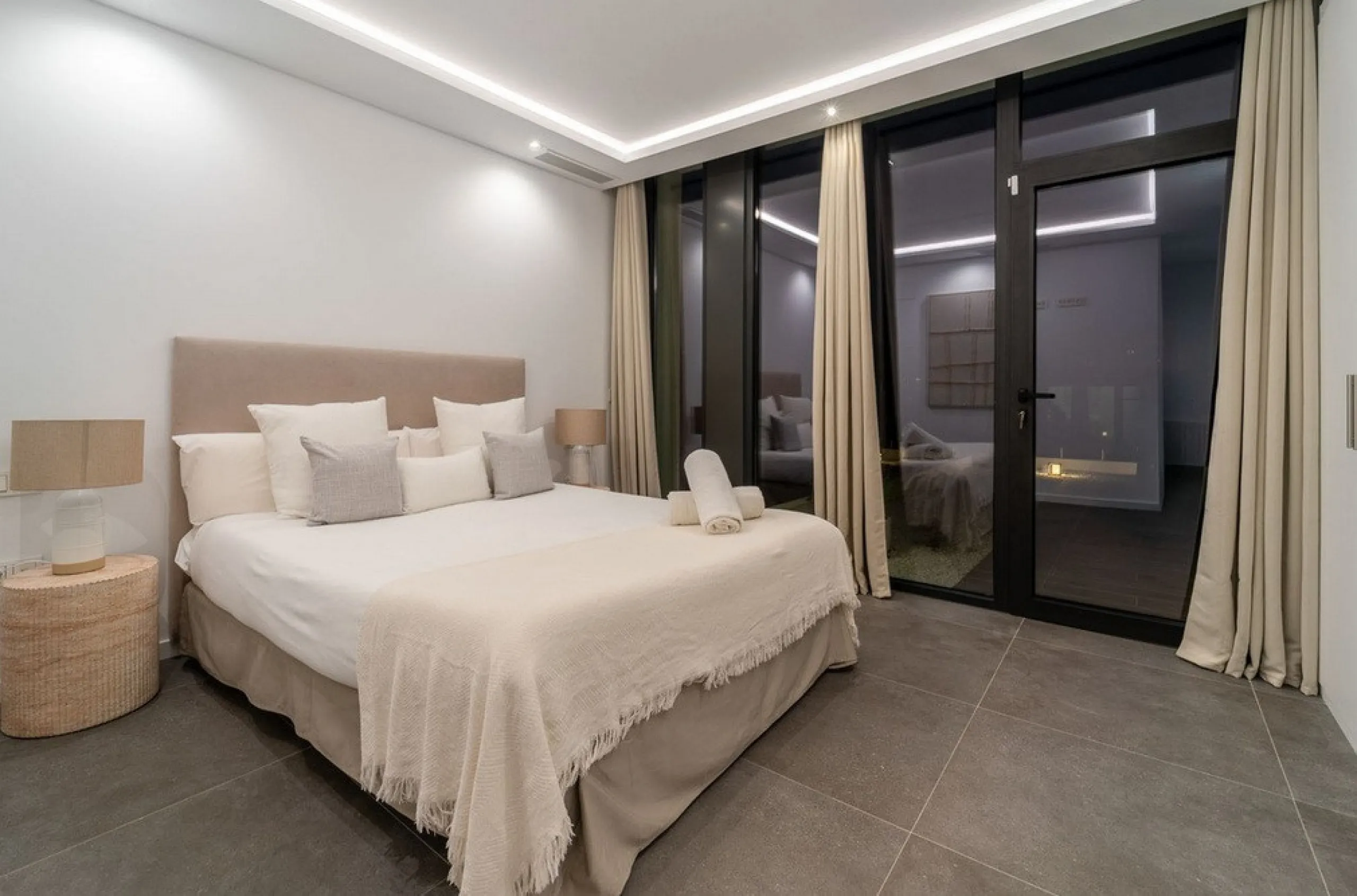 House - Detached Villa в продаже в Estepona, Málaga. В доме 5 спален и 4 ванных комнат. Площадь дома 358 м². Площадь участка 541 м²