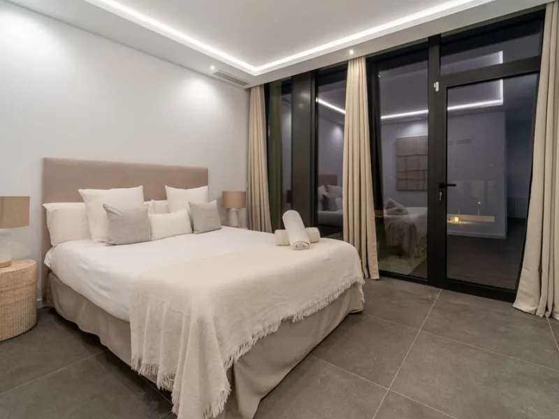 House - Detached Villa в продаже в Estepona, Málaga. В доме 5 спален и 4 ванных комнат. Площадь дома 358 м². Площадь участка 541 м²