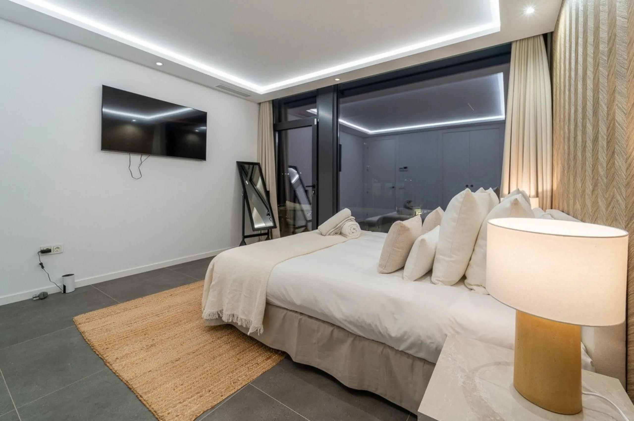 House - Detached Villa в продаже в Estepona, Málaga. В доме 5 спален и 4 ванных комнат. Площадь дома 358 м². Площадь участка 541 м²