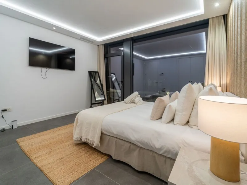 House - Detached Villa в продаже в Estepona, Málaga. В доме 5 спален и 4 ванных комнат. Площадь дома 358 м². Площадь участка 541 м²