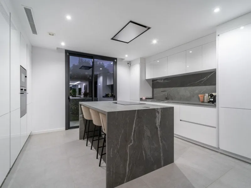 House - Detached Villa в продаже в Estepona, Málaga. В доме 5 спален и 4 ванных комнат. Площадь дома 358 м². Площадь участка 541 м²