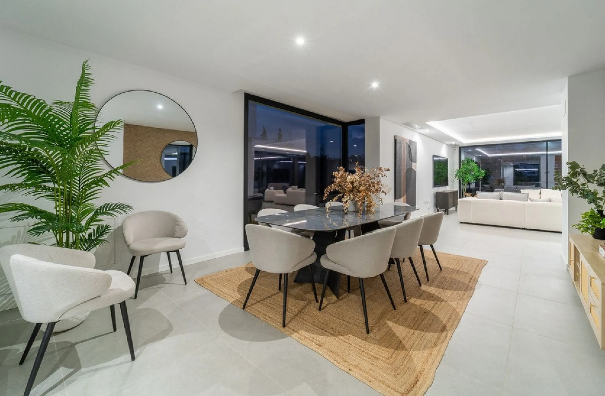 House - Detached Villa в продаже в Estepona, Málaga. В доме 5 спален и 4 ванных комнат. Площадь дома 358 м². Площадь участка 541 м²