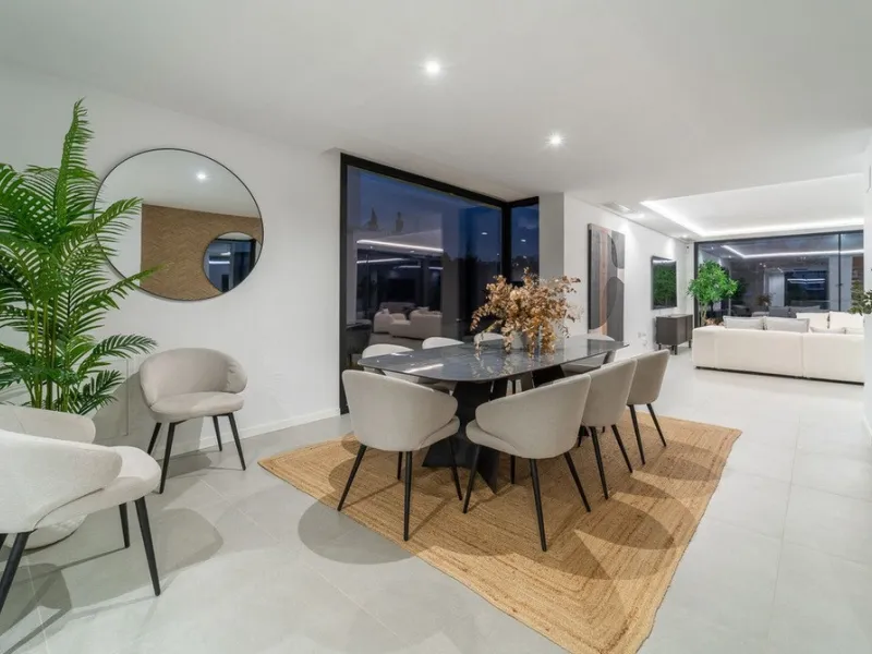 House - Detached Villa в продаже в Estepona, Málaga. В доме 5 спален и 4 ванных комнат. Площадь дома 358 м². Площадь участка 541 м²
