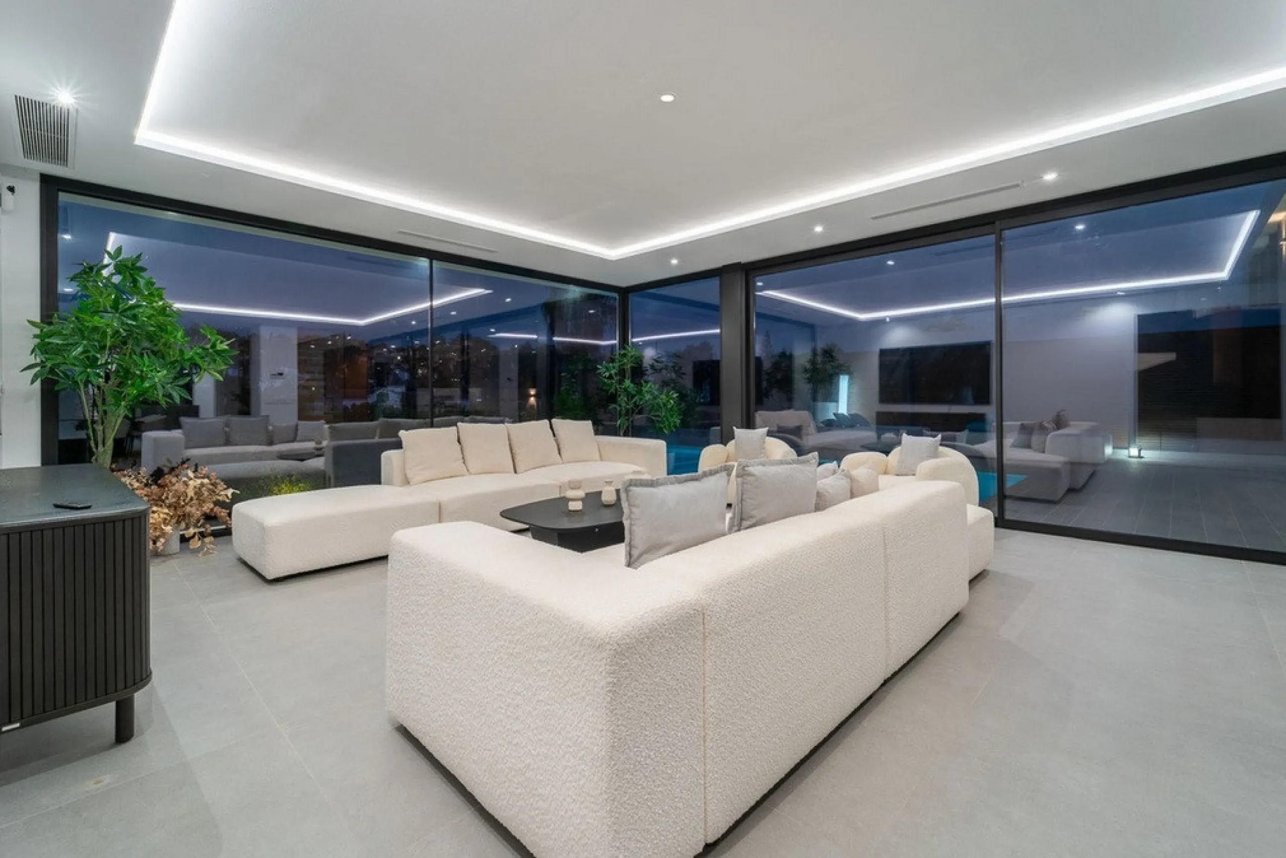 House - Detached Villa в продаже в Estepona, Málaga. В доме 5 спален и 4 ванных комнат. Площадь дома 358 м². Площадь участка 541 м²
