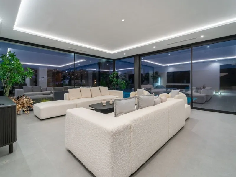 House - Detached Villa в продаже в Estepona, Málaga. В доме 5 спален и 4 ванных комнат. Площадь дома 358 м². Площадь участка 541 м²