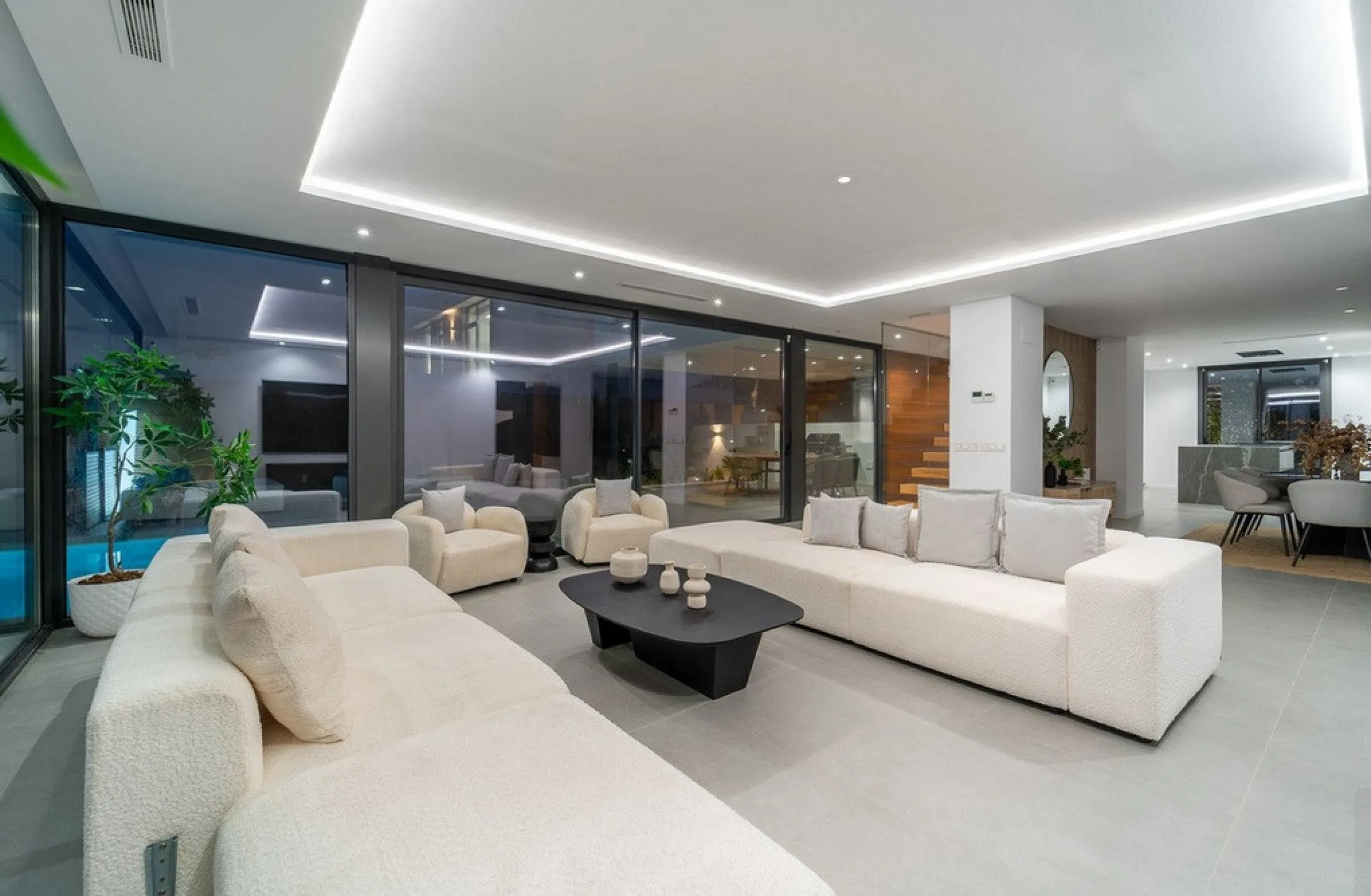 House - Detached Villa в продаже в Estepona, Málaga. В доме 5 спален и 4 ванных комнат. Площадь дома 358 м². Площадь участка 541 м²