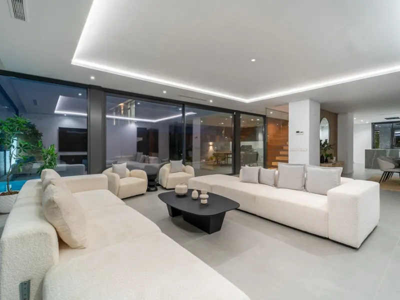 House - Detached Villa в продаже в Estepona, Málaga. В доме 5 спален и 4 ванных комнат. Площадь дома 358 м². Площадь участка 541 м²