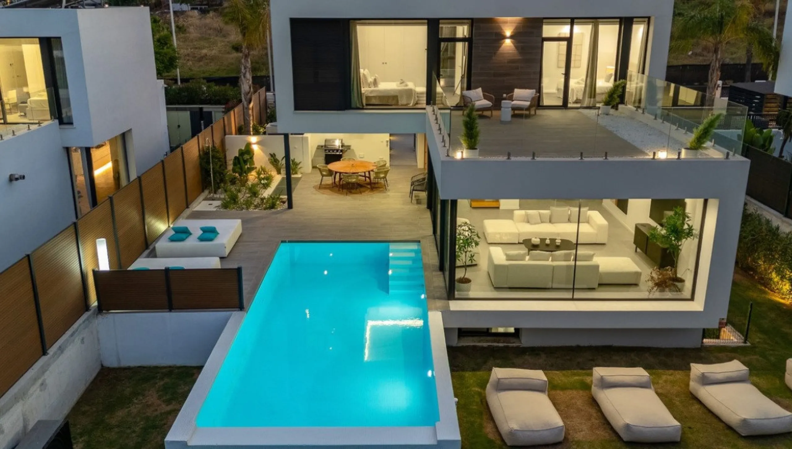 House - Detached Villa в продаже в Estepona, Málaga. В доме 5 спален и 4 ванных комнат. Площадь дома 358 м². Площадь участка 541 м²