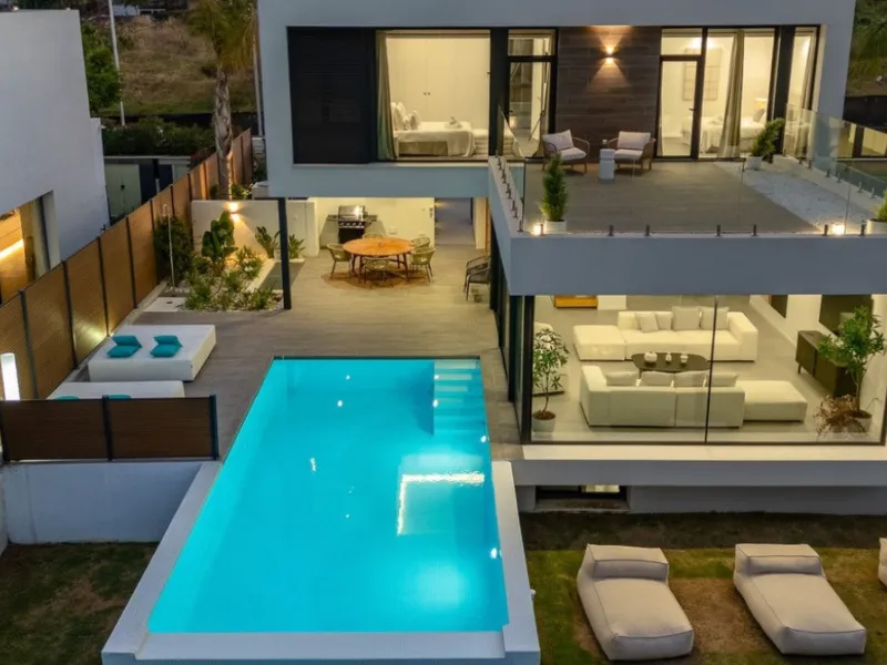 House - Detached Villa в продаже в Estepona, Málaga. В доме 5 спален и 4 ванных комнат. Площадь дома 358 м². Площадь участка 541 м²