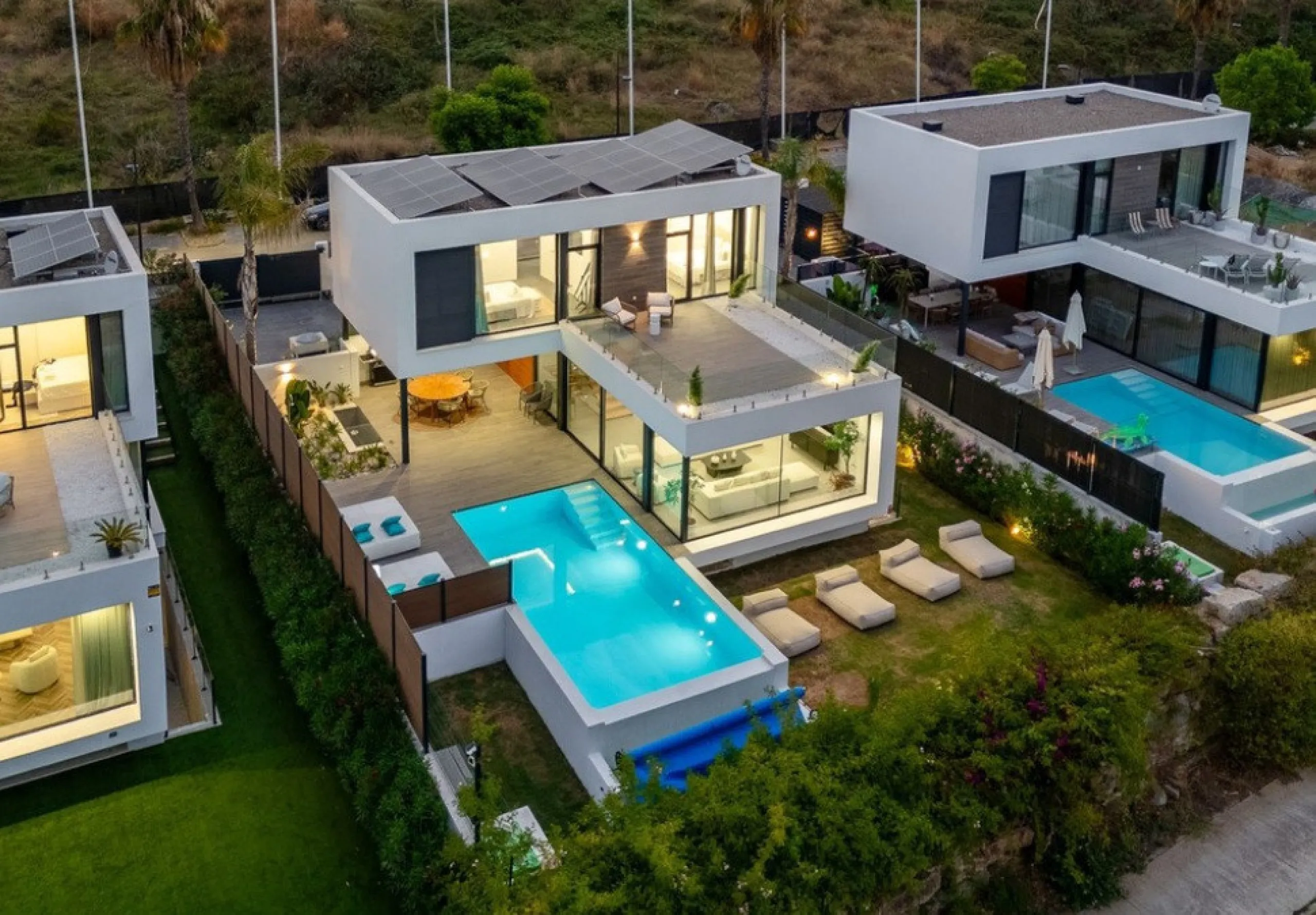 House - Detached Villa в продаже в Estepona, Málaga. В доме 5 спален и 4 ванных комнат. Площадь дома 358 м². Площадь участка 541 м²