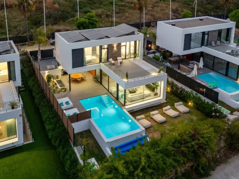House - Detached Villa в продаже в Estepona, Málaga. В доме 5 спален и 4 ванных комнат. Площадь дома 358 м². Площадь участка 541 м²