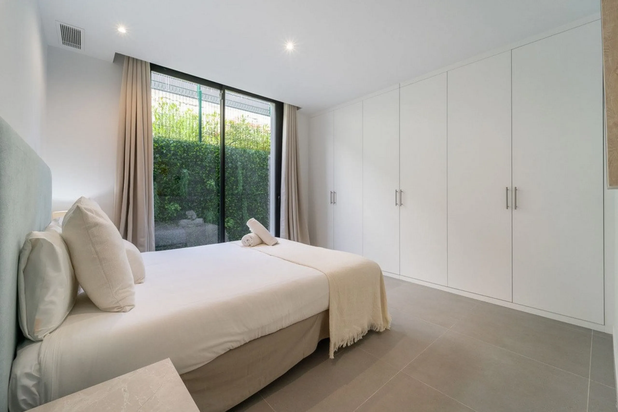 House - Detached Villa в продаже в Estepona, Málaga. В доме 5 спален и 4 ванных комнат. Площадь дома 358 м². Площадь участка 541 м²