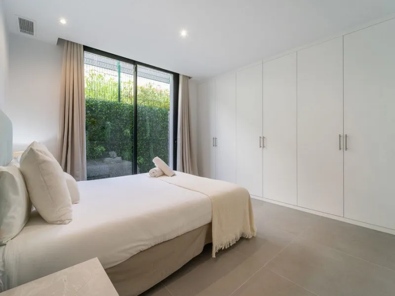 House - Detached Villa в продаже в Estepona, Málaga. В доме 5 спален и 4 ванных комнат. Площадь дома 358 м². Площадь участка 541 м²