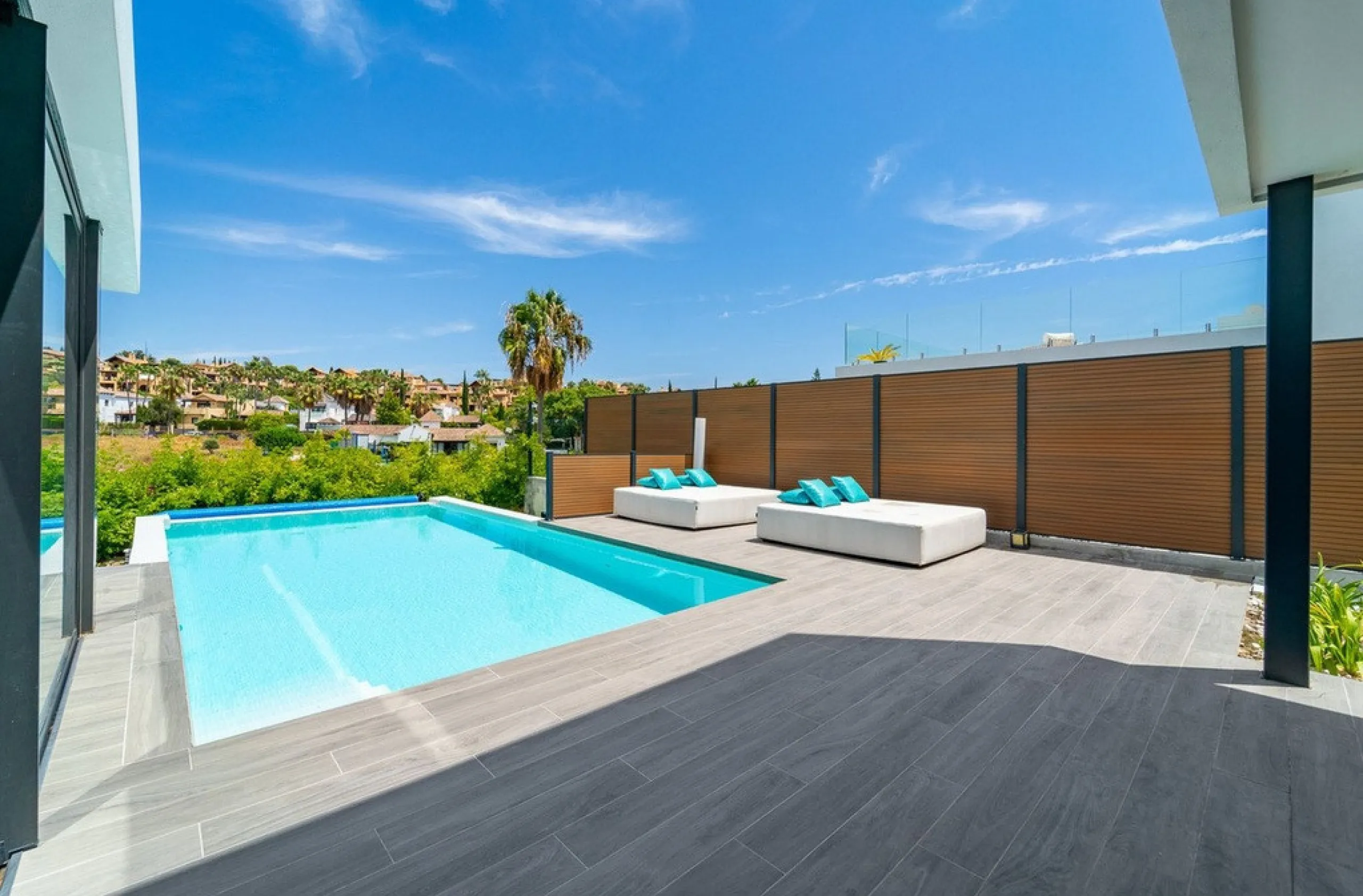 House - Detached Villa в продаже в Estepona, Málaga. В доме 5 спален и 4 ванных комнат. Площадь дома 358 м². Площадь участка 541 м²