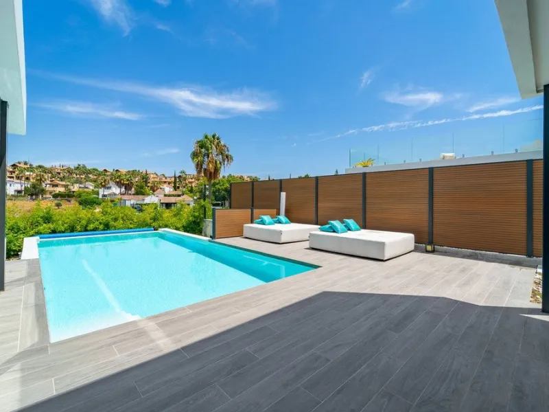 House - Detached Villa в продаже в Estepona, Málaga. В доме 5 спален и 4 ванных комнат. Площадь дома 358 м². Площадь участка 541 м²