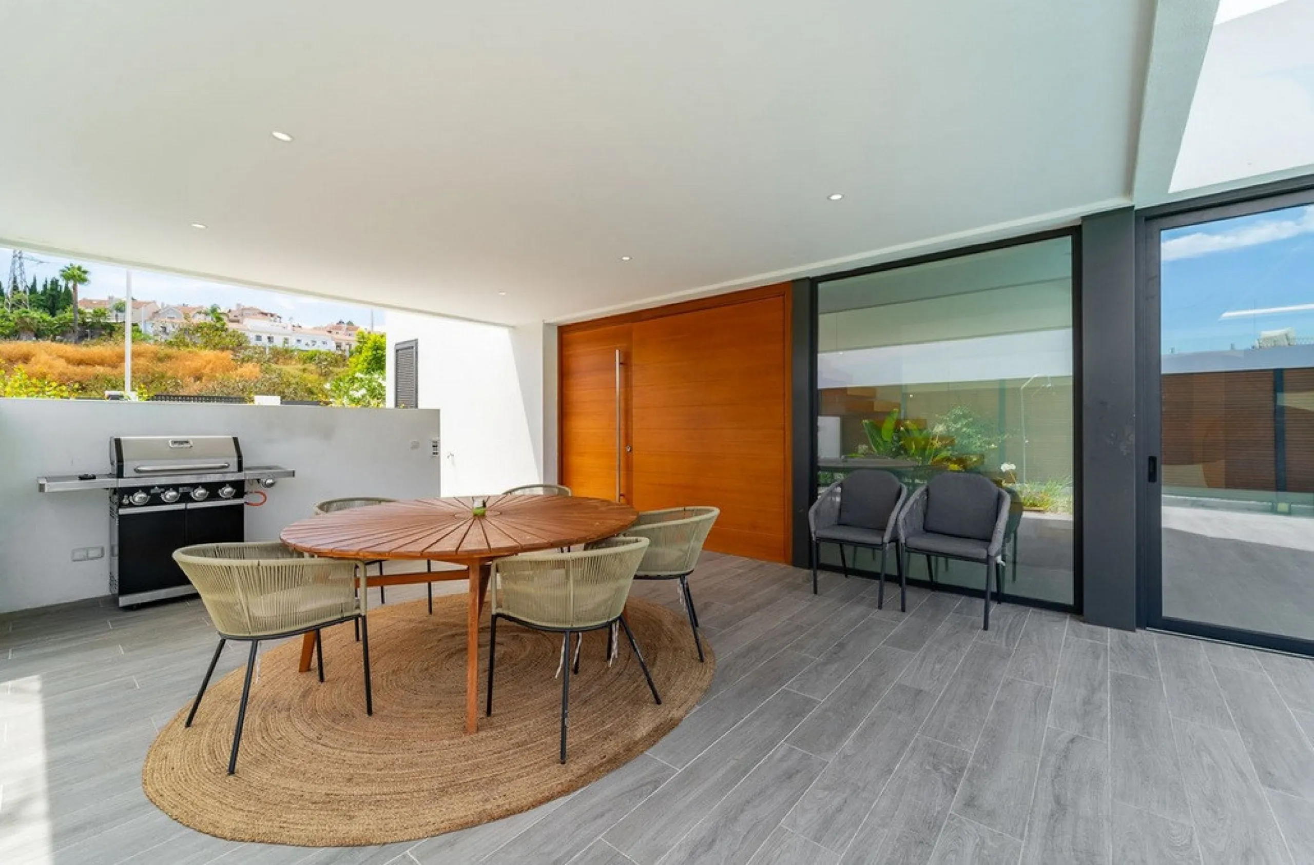 House - Detached Villa в продаже в Estepona, Málaga. В доме 5 спален и 4 ванных комнат. Площадь дома 358 м². Площадь участка 541 м²
