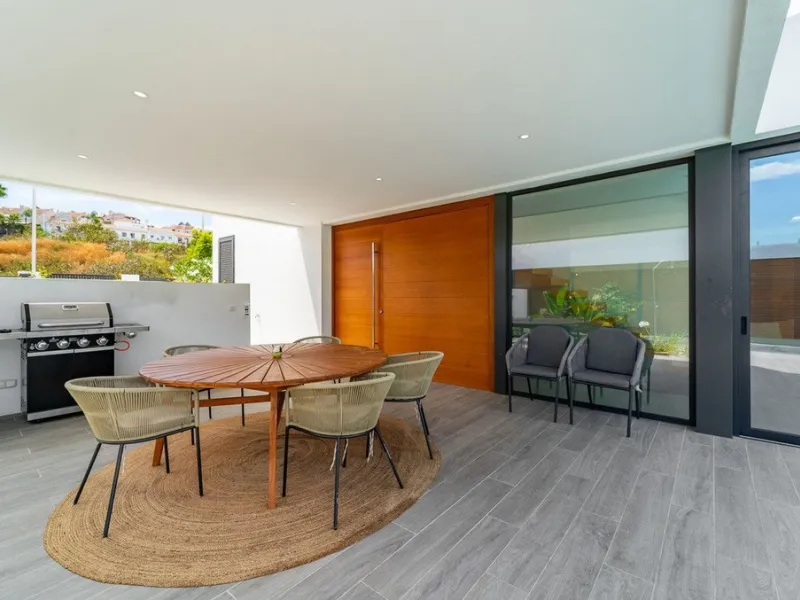House - Detached Villa в продаже в Estepona, Málaga. В доме 5 спален и 4 ванных комнат. Площадь дома 358 м². Площадь участка 541 м²