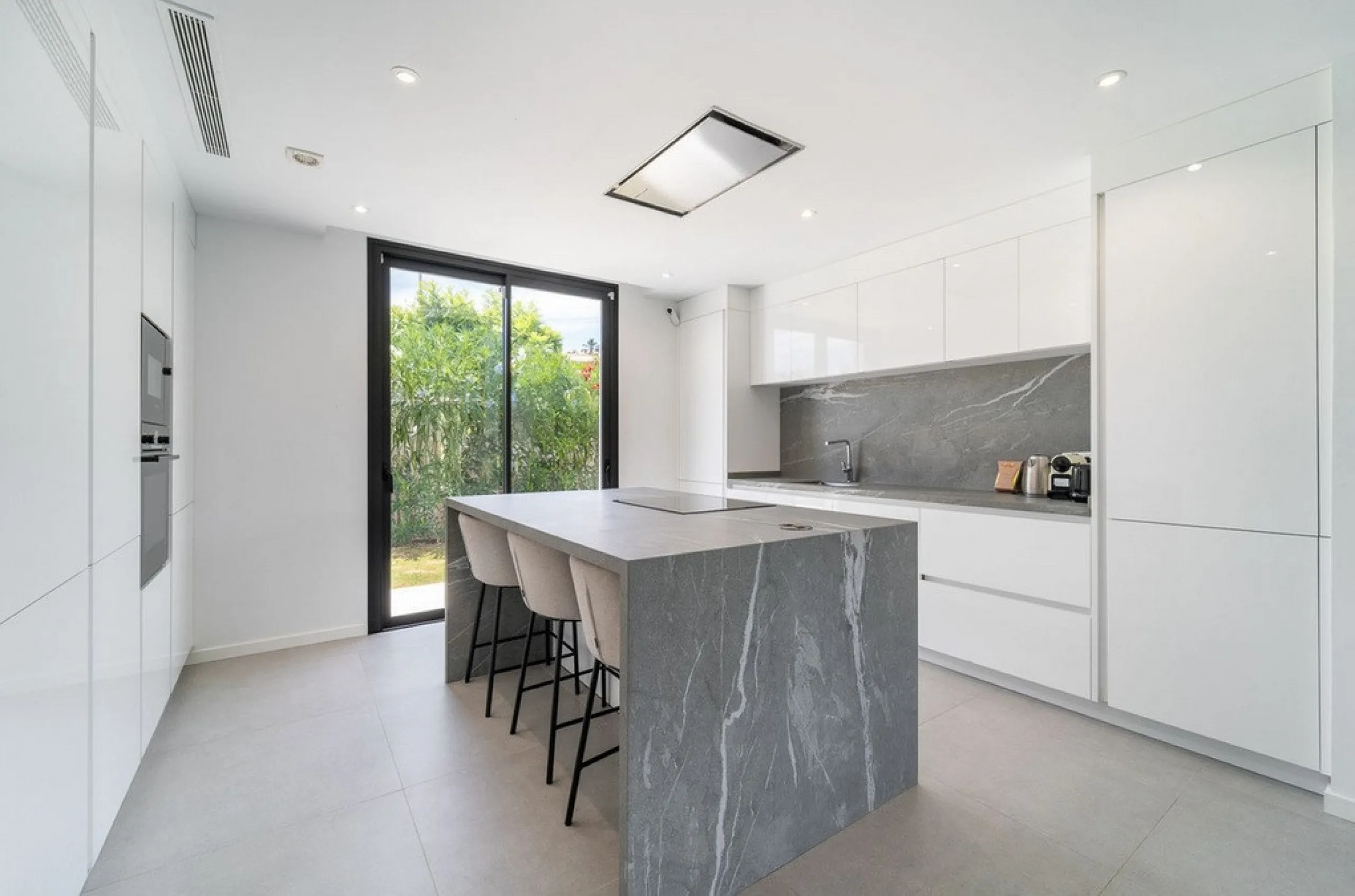 House - Detached Villa в продаже в Estepona, Málaga. В доме 5 спален и 4 ванных комнат. Площадь дома 358 м². Площадь участка 541 м²
