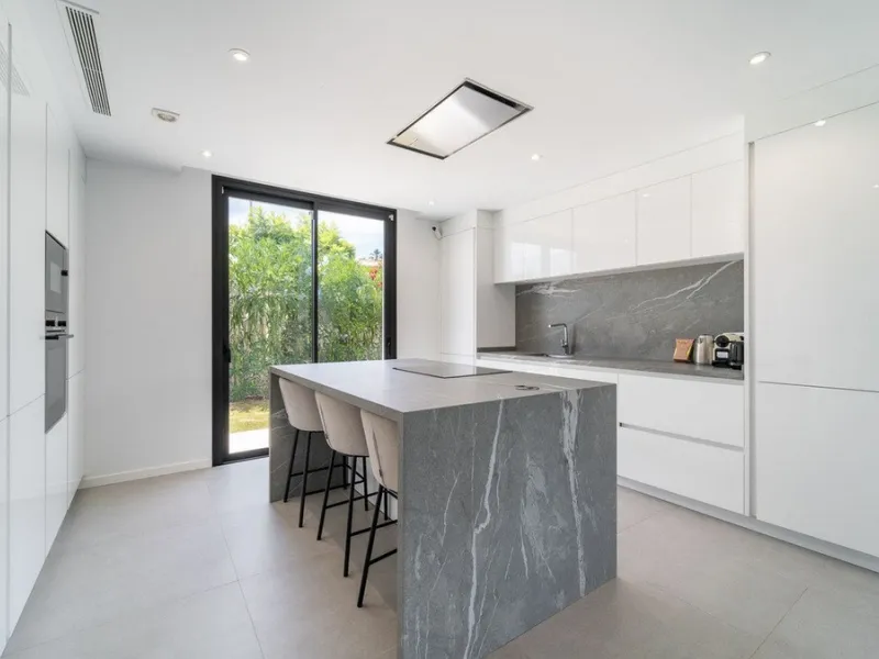 House - Detached Villa в продаже в Estepona, Málaga. В доме 5 спален и 4 ванных комнат. Площадь дома 358 м². Площадь участка 541 м²