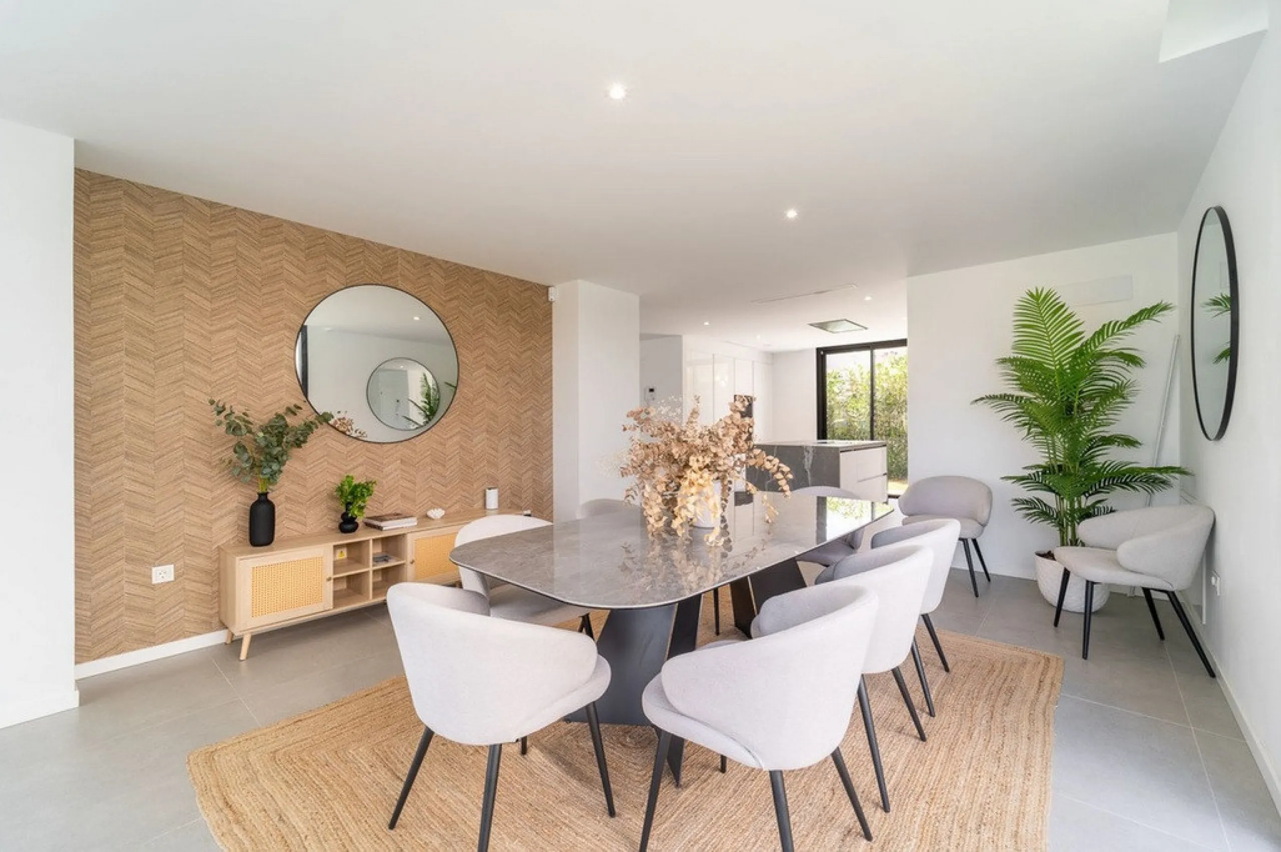 House - Detached Villa в продаже в Estepona, Málaga. В доме 5 спален и 4 ванных комнат. Площадь дома 358 м². Площадь участка 541 м²
