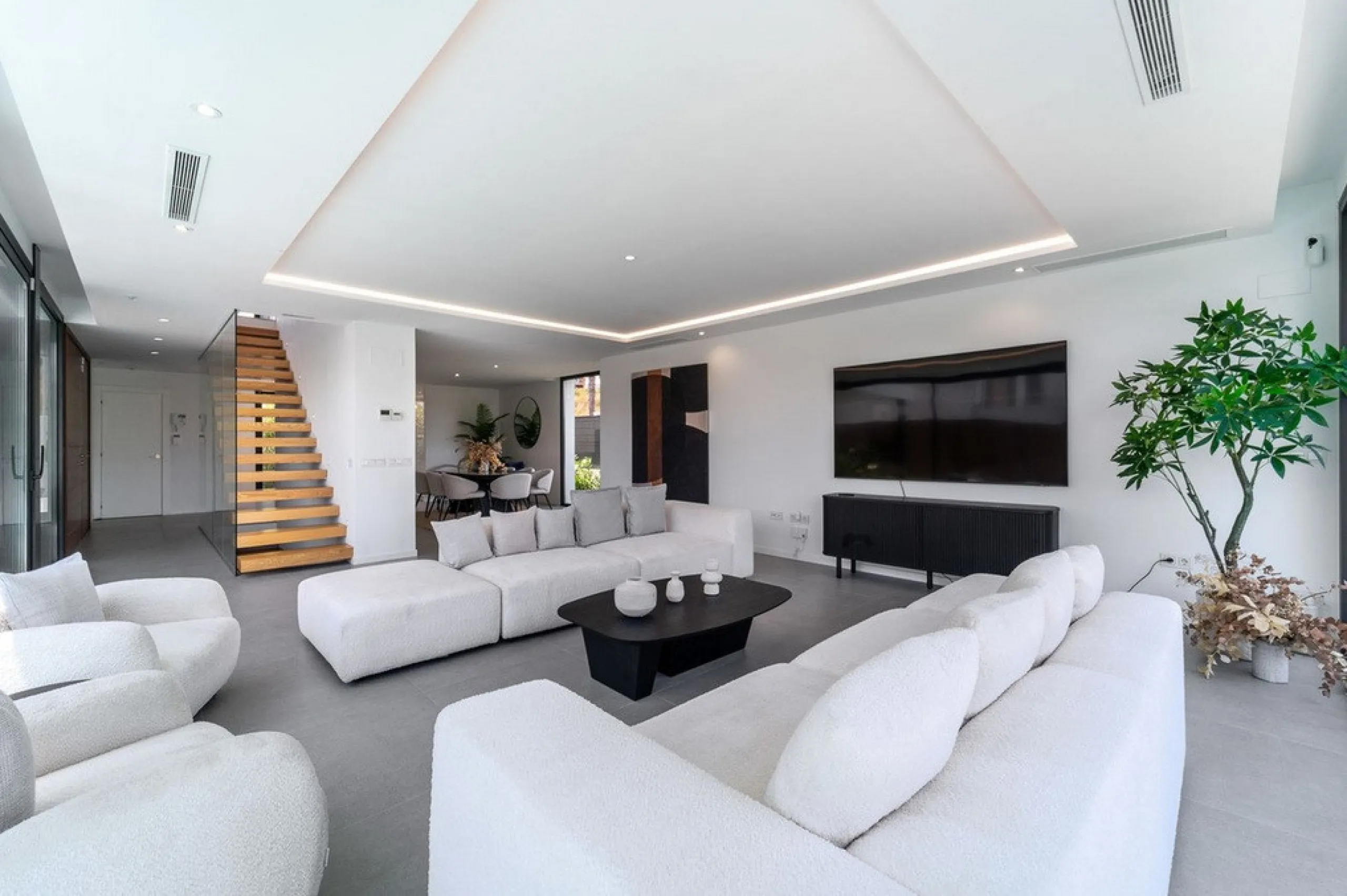 House - Detached Villa в продаже в Estepona, Málaga. В доме 5 спален и 4 ванных комнат. Площадь дома 358 м². Площадь участка 541 м²