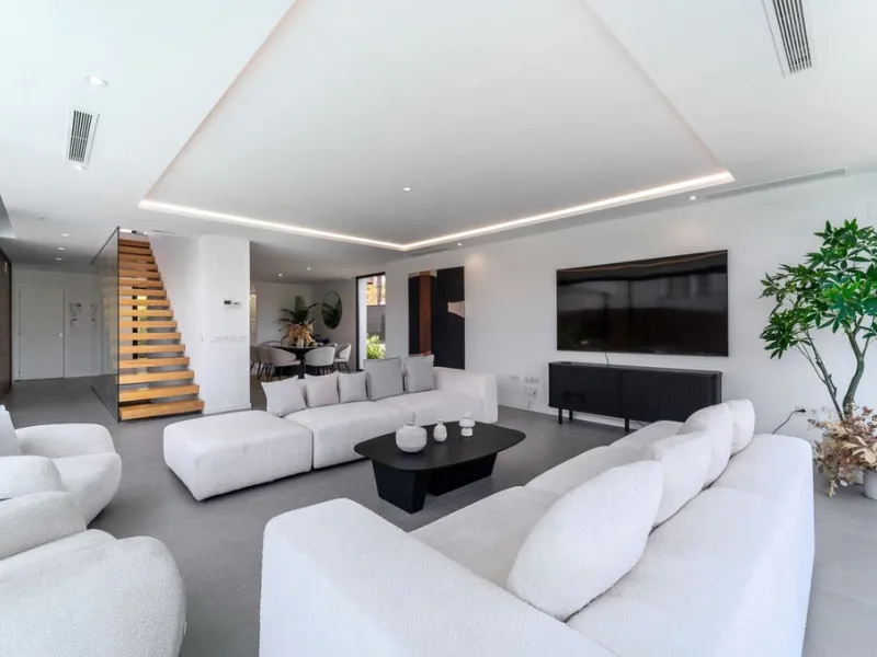 House - Detached Villa в продаже в Estepona, Málaga. В доме 5 спален и 4 ванных комнат. Площадь дома 358 м². Площадь участка 541 м²
