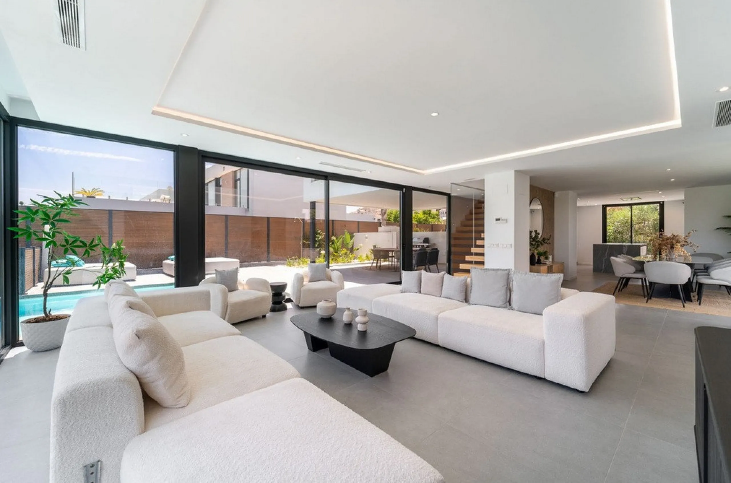 House - Detached Villa в продаже в Estepona, Málaga. В доме 5 спален и 4 ванных комнат. Площадь дома 358 м². Площадь участка 541 м²