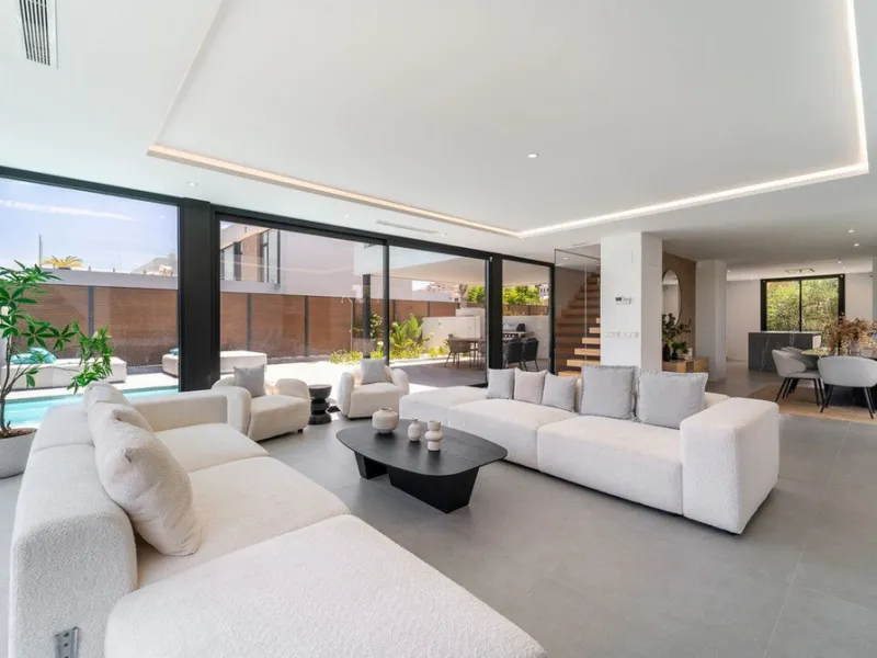 House - Detached Villa в продаже в Estepona, Málaga. В доме 5 спален и 4 ванных комнат. Площадь дома 358 м². Площадь участка 541 м²