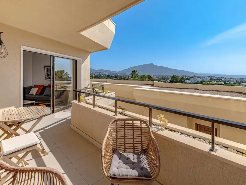 This sophisticated one-bedroom, one-bathroom apartment has been fully renovated and offers an excellent combination of comfort, open views, and a strategic location. The property has a total built area of 88 m², including a generous 25 m² terrace, ideal f
