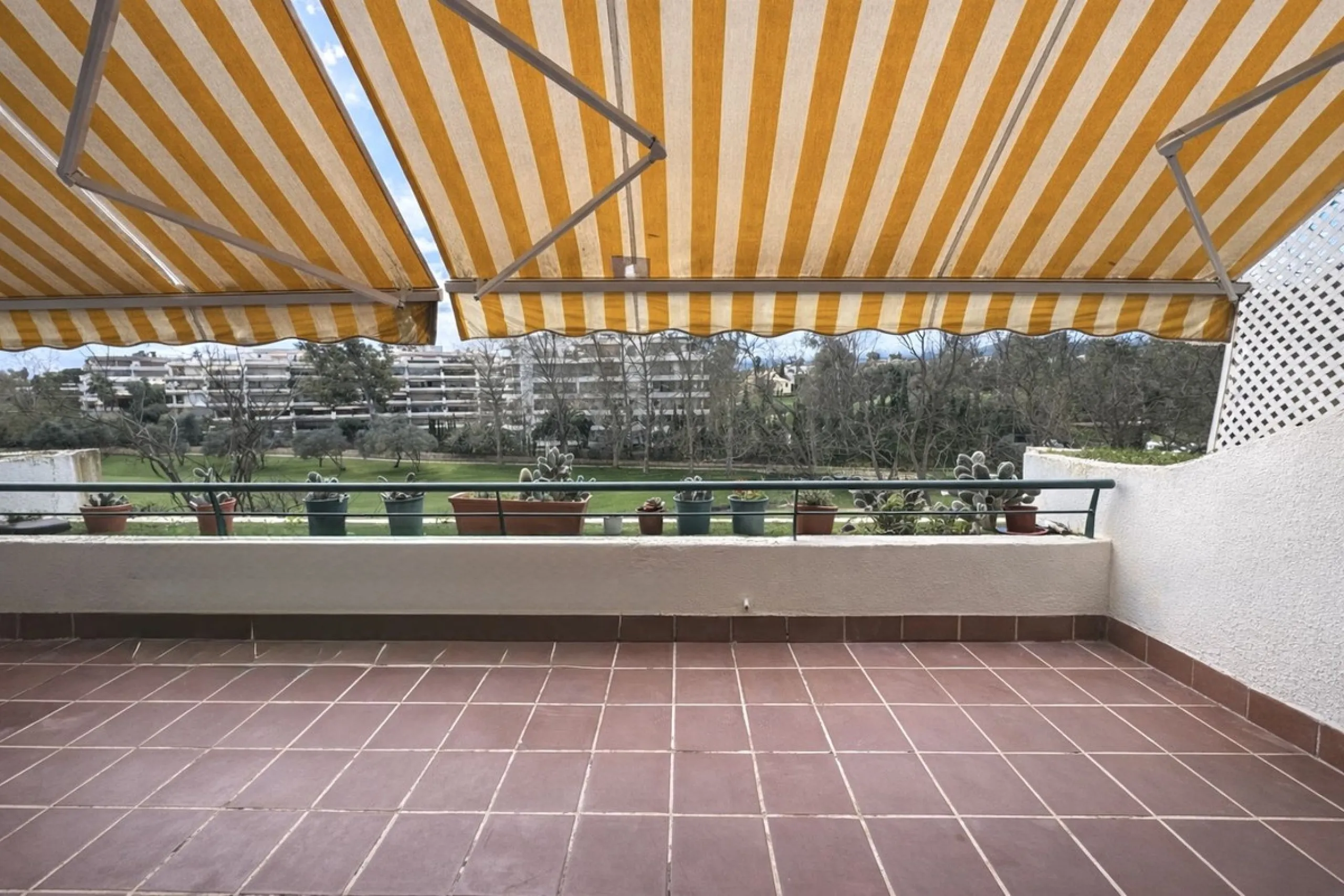 Apartment for sale in Guadalmina Alta with golf views