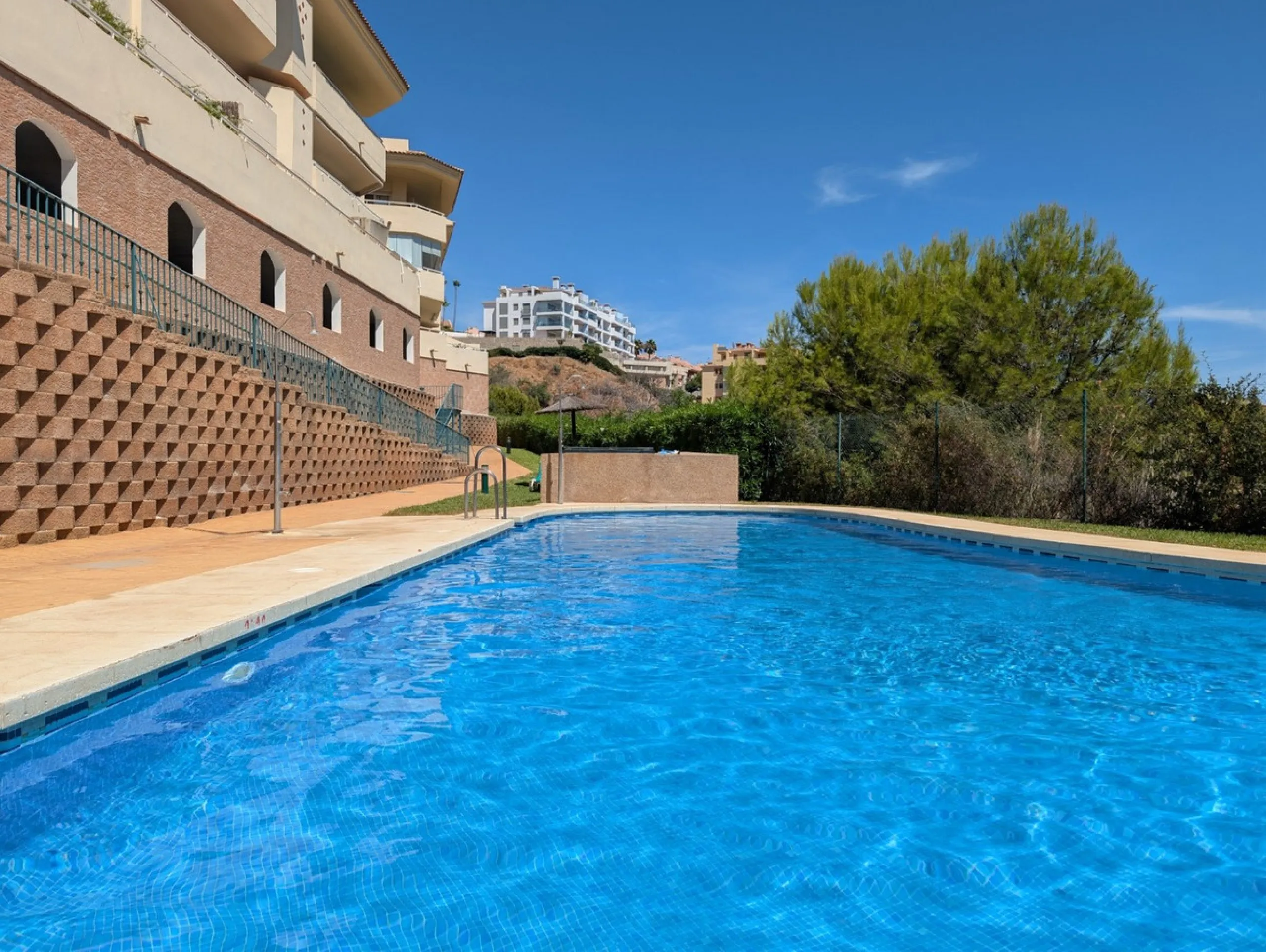 This exclusive south-facing penthouse next to the golf course boasts stunning sea views and open panoramic vistas. Located within a popular gated community with excellent maintenance and 24-hour security, it perfectly combines privacy, comfort, and strong