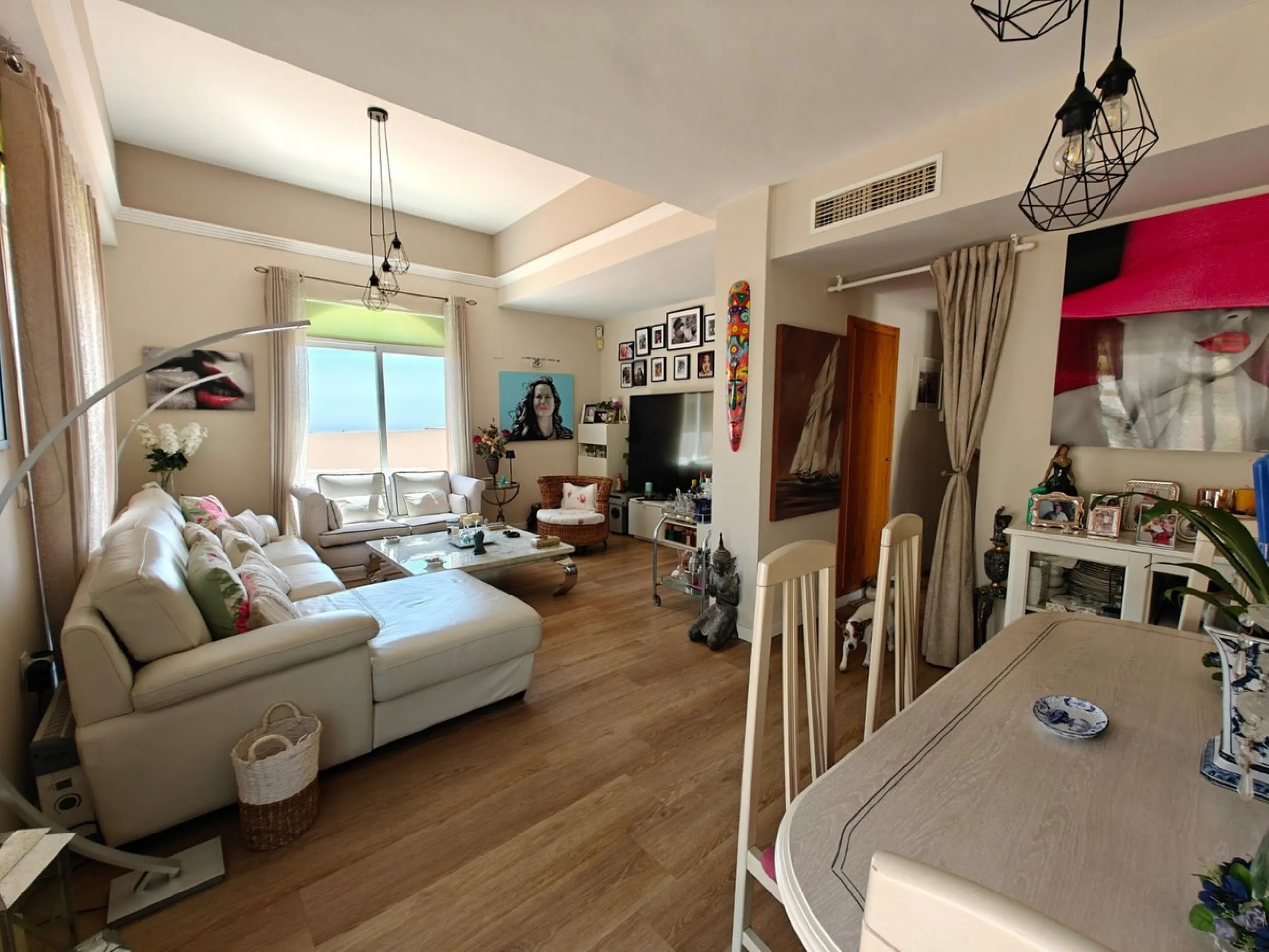 This exclusive south-facing penthouse next to the golf course boasts stunning sea views and open panoramic vistas. Located within a popular gated community with excellent maintenance and 24-hour security, it perfectly combines privacy, comfort, and strong