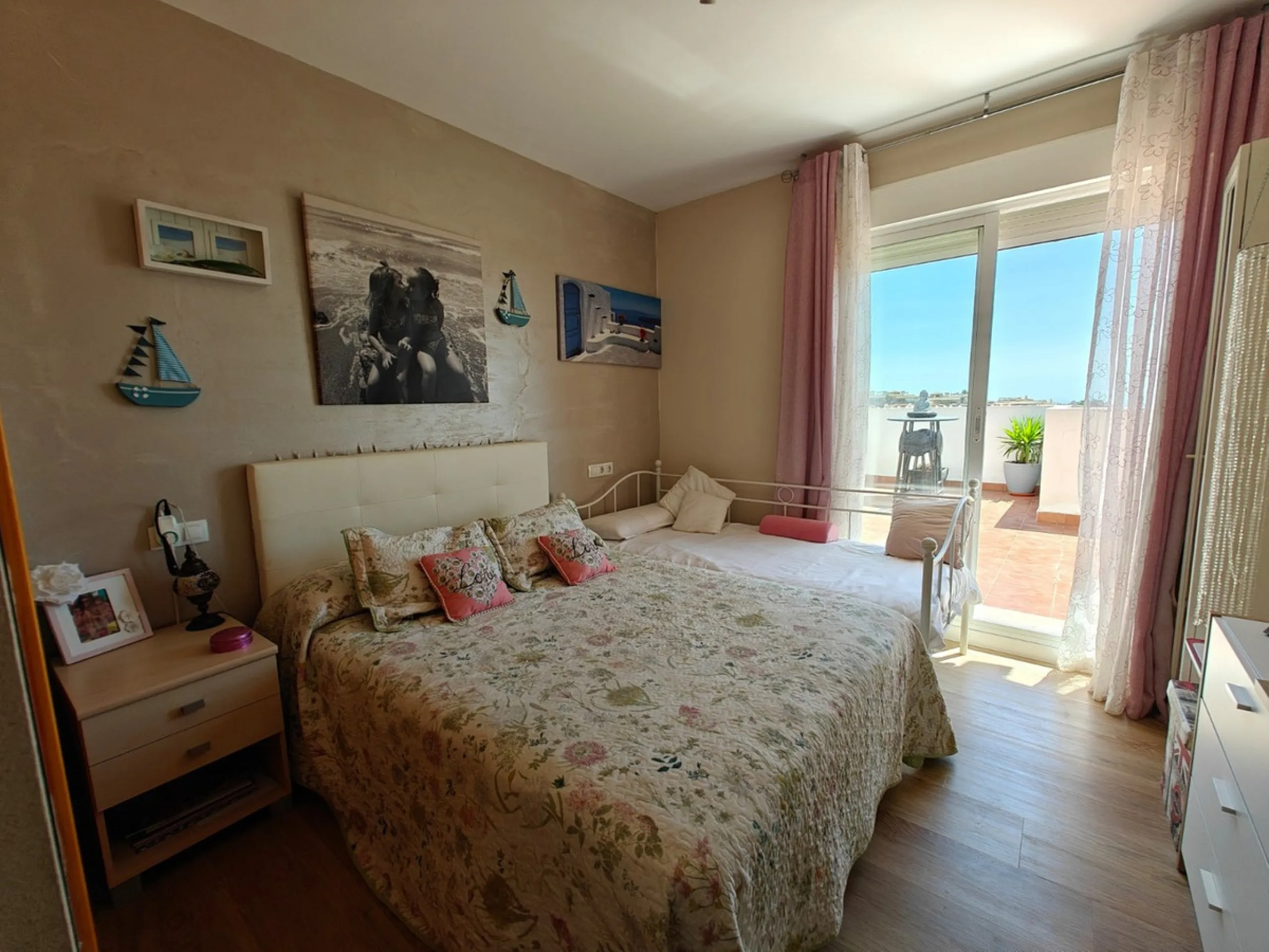 This exclusive south-facing penthouse next to the golf course boasts stunning sea views and open panoramic vistas. Located within a popular gated community with excellent maintenance and 24-hour security, it perfectly combines privacy, comfort, and strong