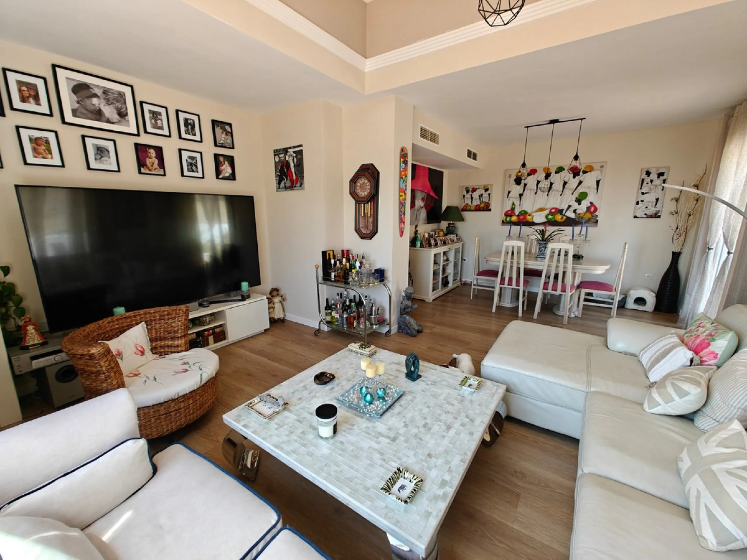 This exclusive south-facing penthouse next to the golf course boasts stunning sea views and open panoramic vistas. Located within a popular gated community with excellent maintenance and 24-hour security, it perfectly combines privacy, comfort, and strong