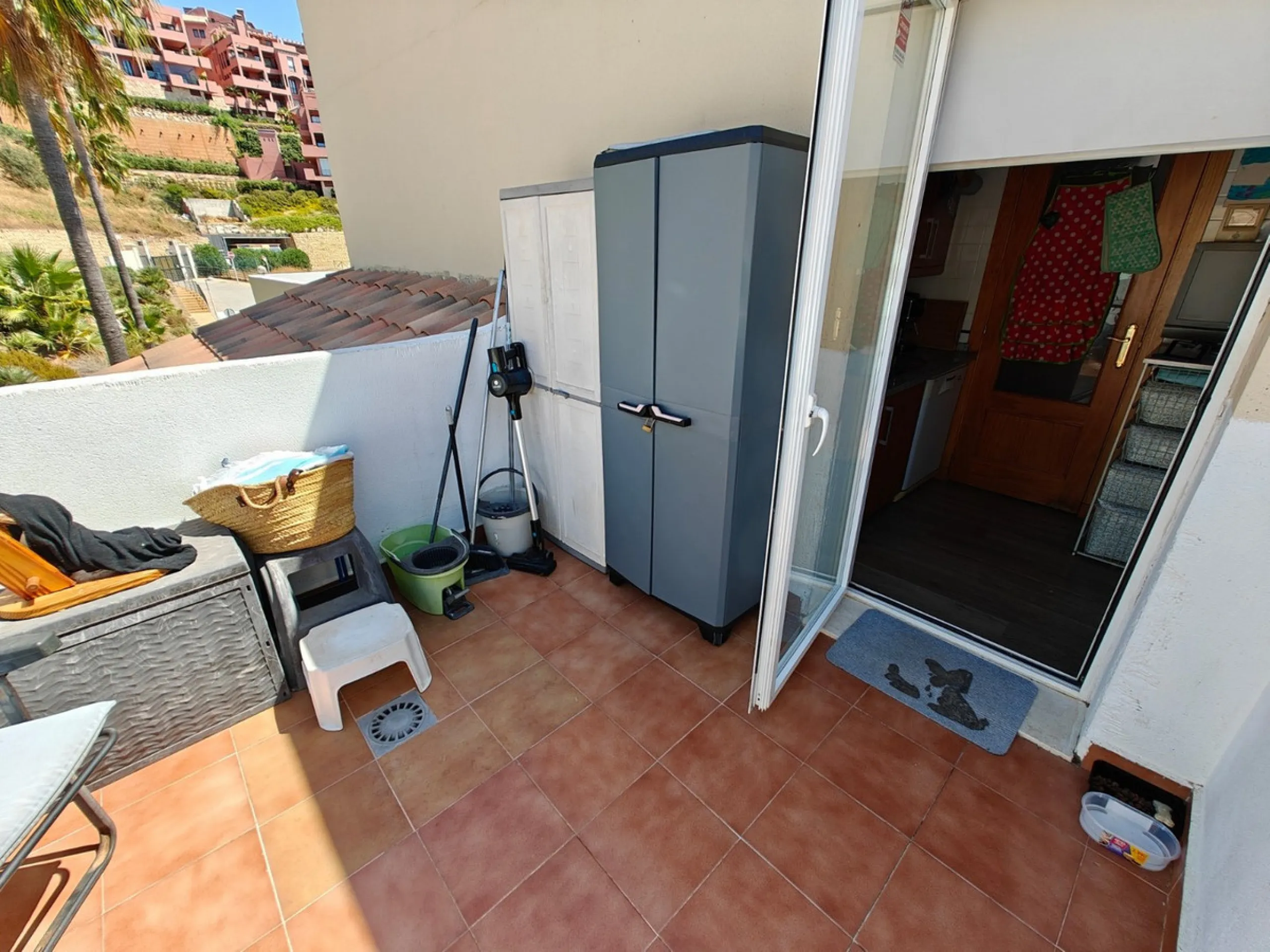 This exclusive south-facing penthouse next to the golf course boasts stunning sea views and open panoramic vistas. Located within a popular gated community with excellent maintenance and 24-hour security, it perfectly combines privacy, comfort, and strong