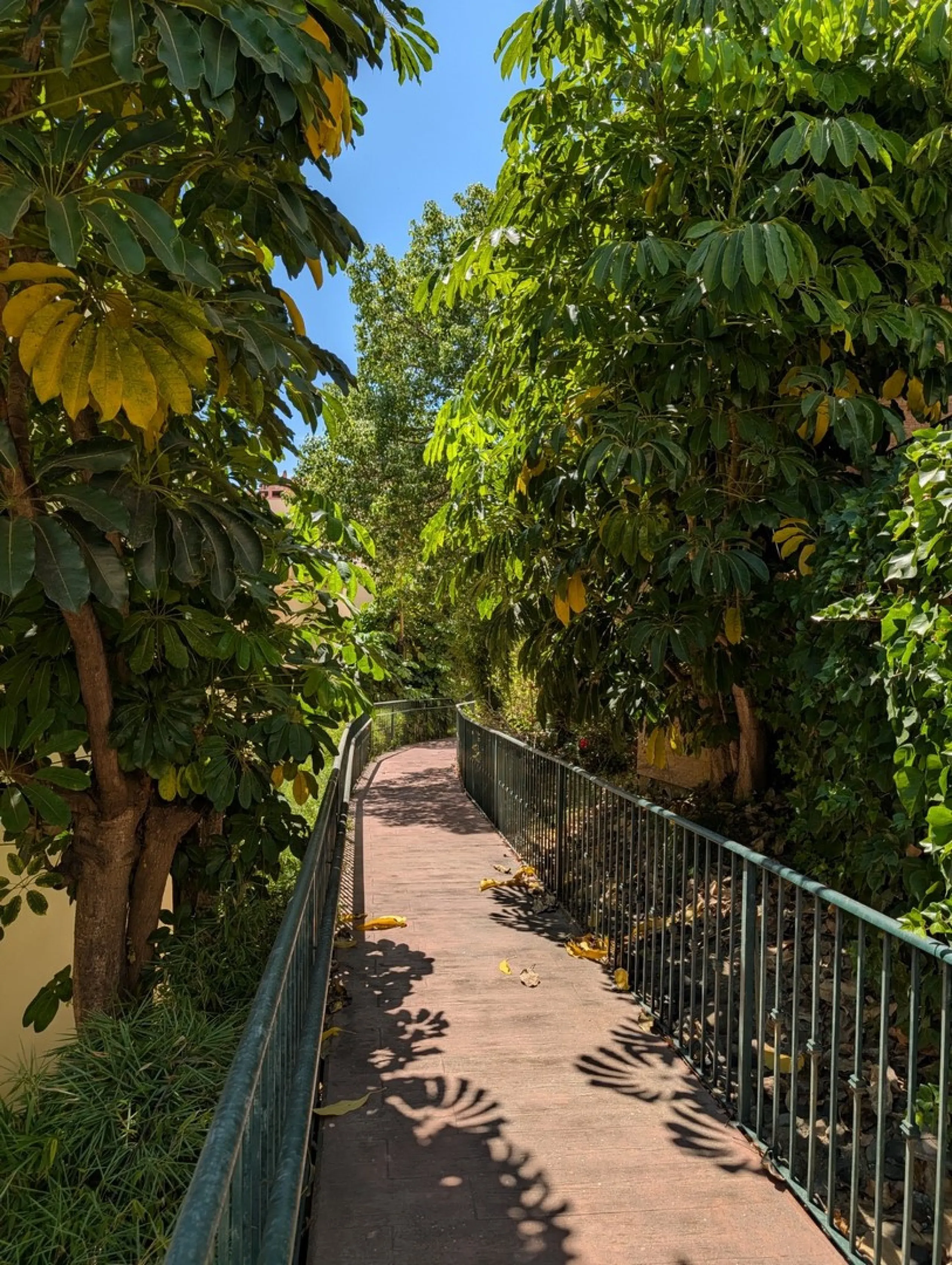 This exclusive south-facing penthouse next to the golf course boasts stunning sea views and open panoramic vistas. Located within a popular gated community with excellent maintenance and 24-hour security, it perfectly combines privacy, comfort, and strong