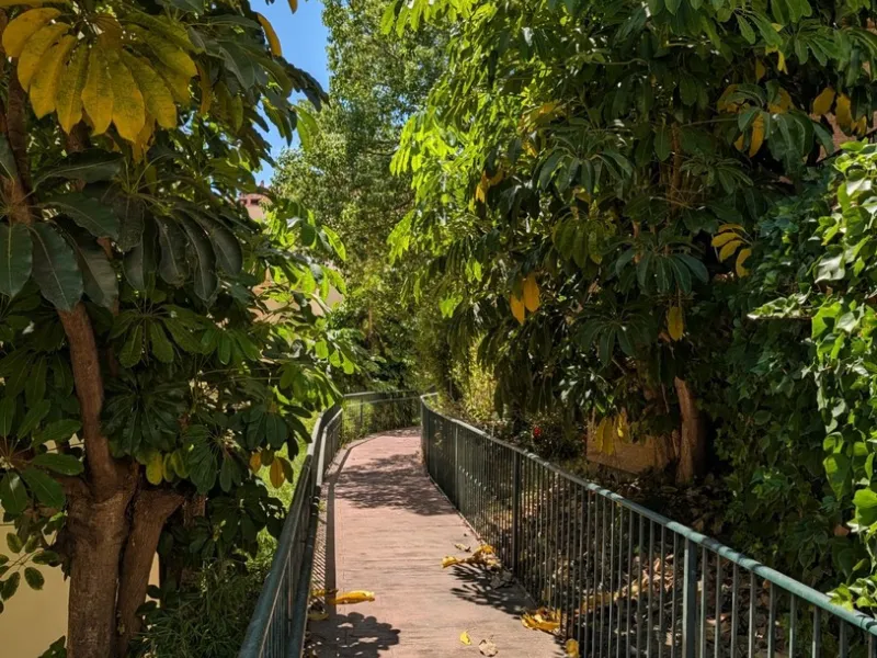 This exclusive south-facing penthouse next to the golf course boasts stunning sea views and open panoramic vistas. Located within a popular gated community with excellent maintenance and 24-hour security, it perfectly combines privacy, comfort, and strong