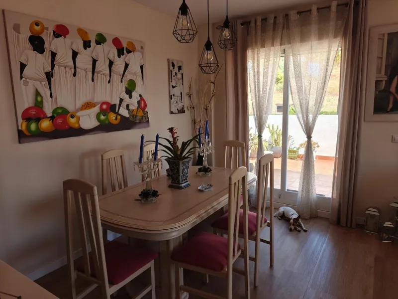 This exclusive south-facing penthouse next to the golf course boasts stunning sea views and open panoramic vistas. Located within a popular gated community with excellent maintenance and 24-hour security, it perfectly combines privacy, comfort, and strong