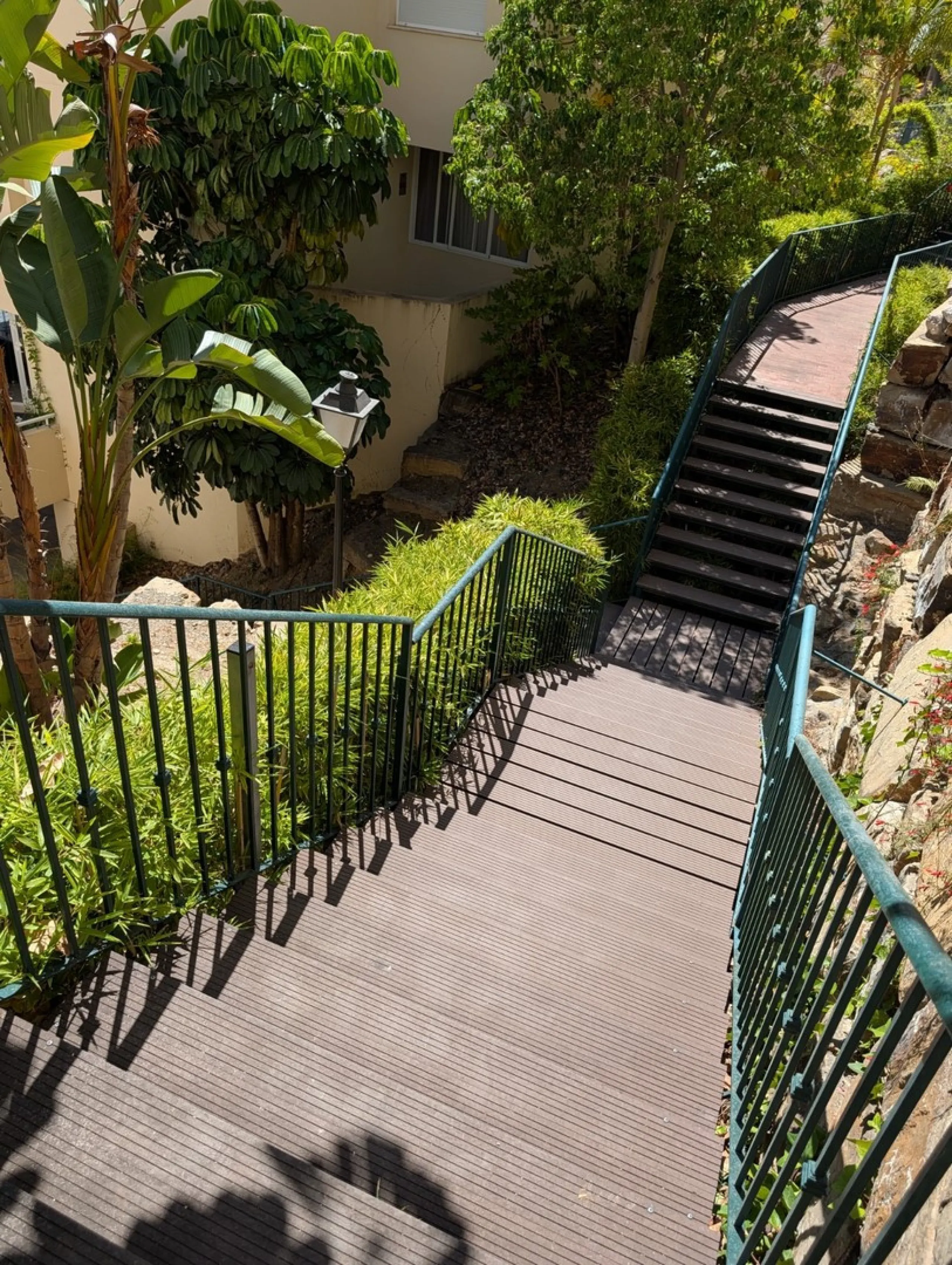 This exclusive south-facing penthouse next to the golf course boasts stunning sea views and open panoramic vistas. Located within a popular gated community with excellent maintenance and 24-hour security, it perfectly combines privacy, comfort, and strong