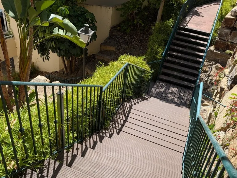 This exclusive south-facing penthouse next to the golf course boasts stunning sea views and open panoramic vistas. Located within a popular gated community with excellent maintenance and 24-hour security, it perfectly combines privacy, comfort, and strong