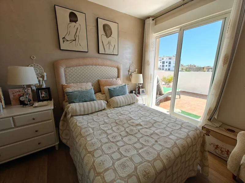 This exclusive south-facing penthouse next to the golf course boasts stunning sea views and open panoramic vistas. Located within a popular gated community with excellent maintenance and 24-hour security, it perfectly combines privacy, comfort, and strong