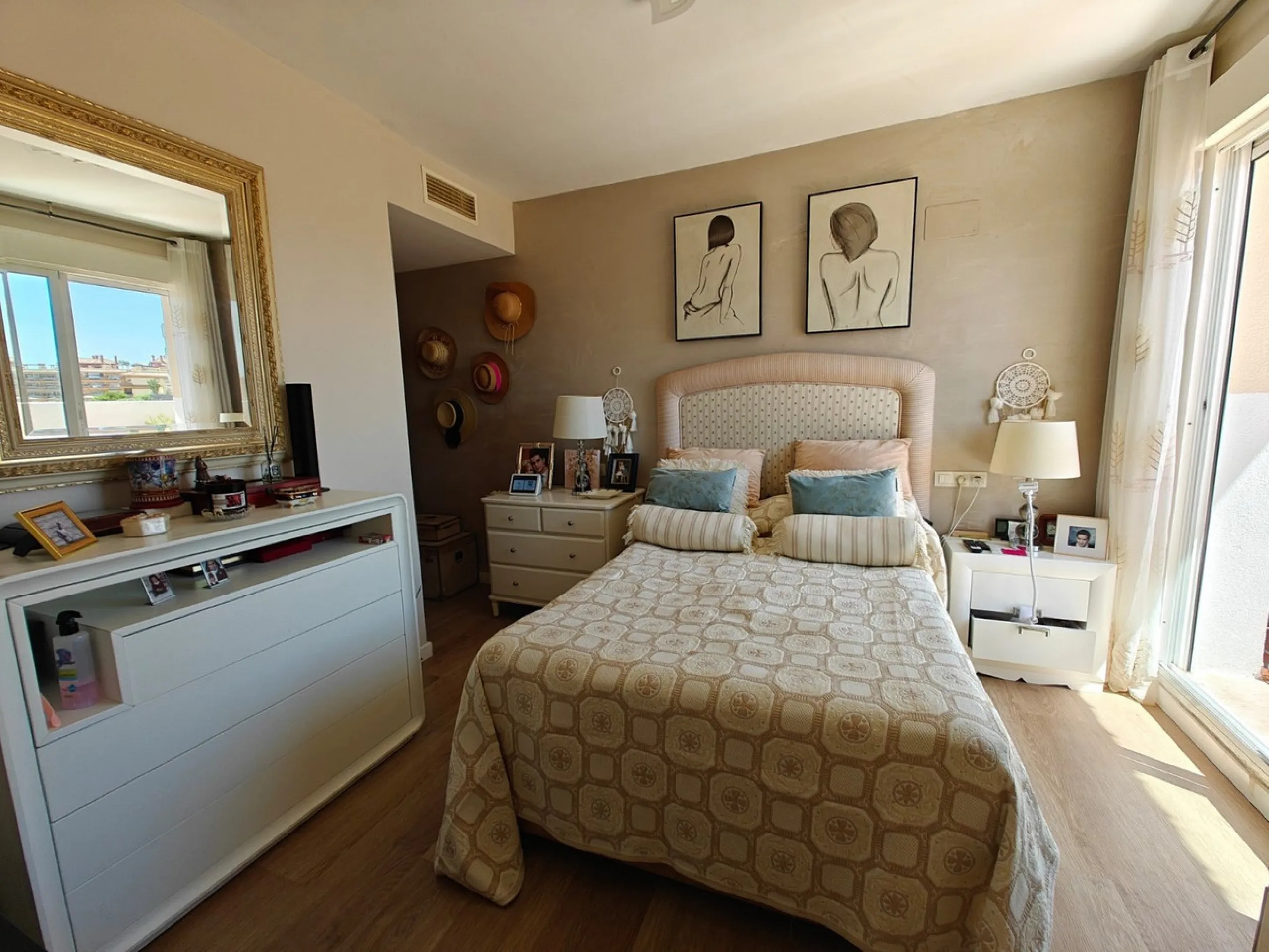 This exclusive south-facing penthouse next to the golf course boasts stunning sea views and open panoramic vistas. Located within a popular gated community with excellent maintenance and 24-hour security, it perfectly combines privacy, comfort, and strong