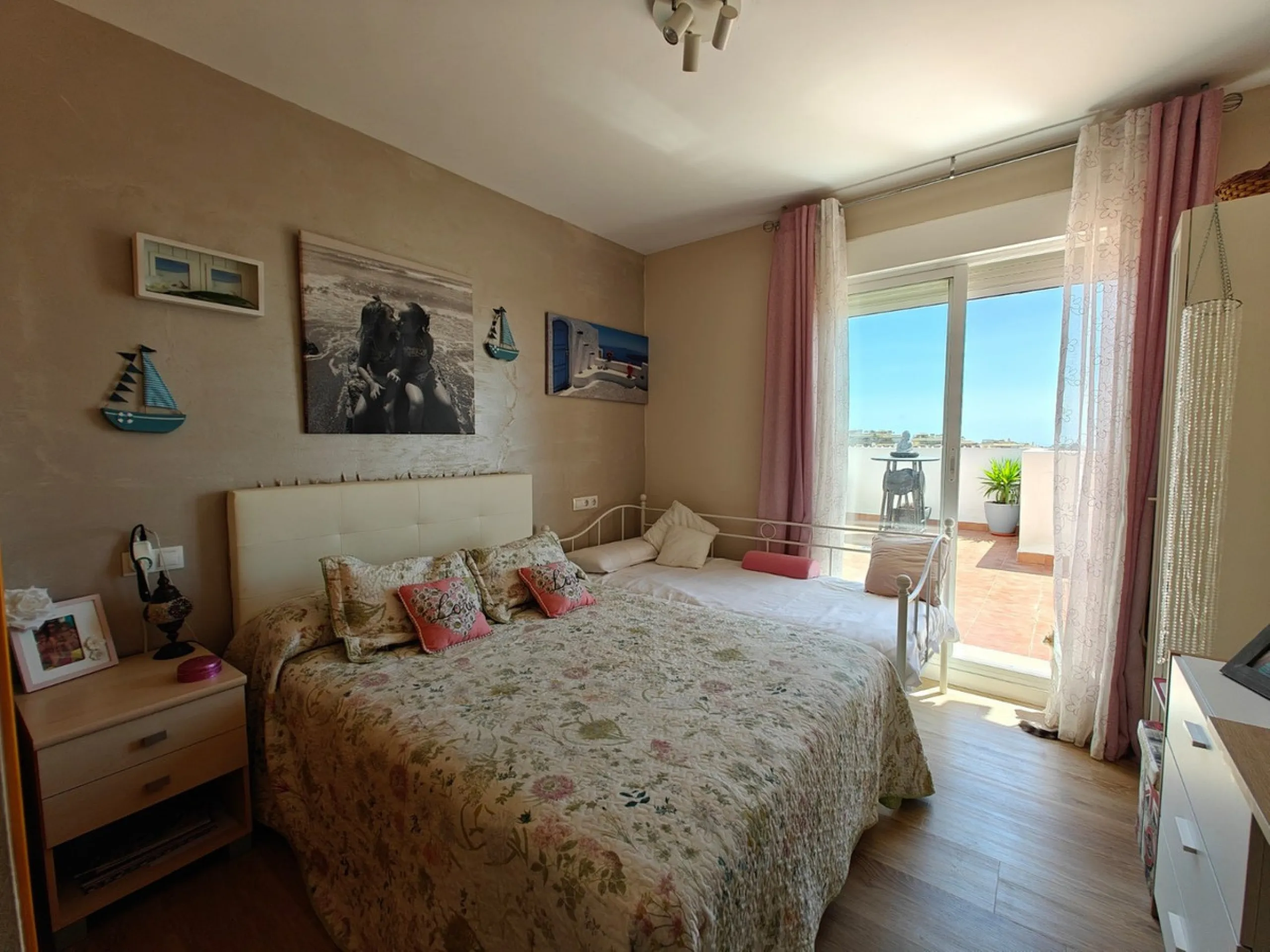 This exclusive south-facing penthouse next to the golf course boasts stunning sea views and open panoramic vistas. Located within a popular gated community with excellent maintenance and 24-hour security, it perfectly combines privacy, comfort, and strong